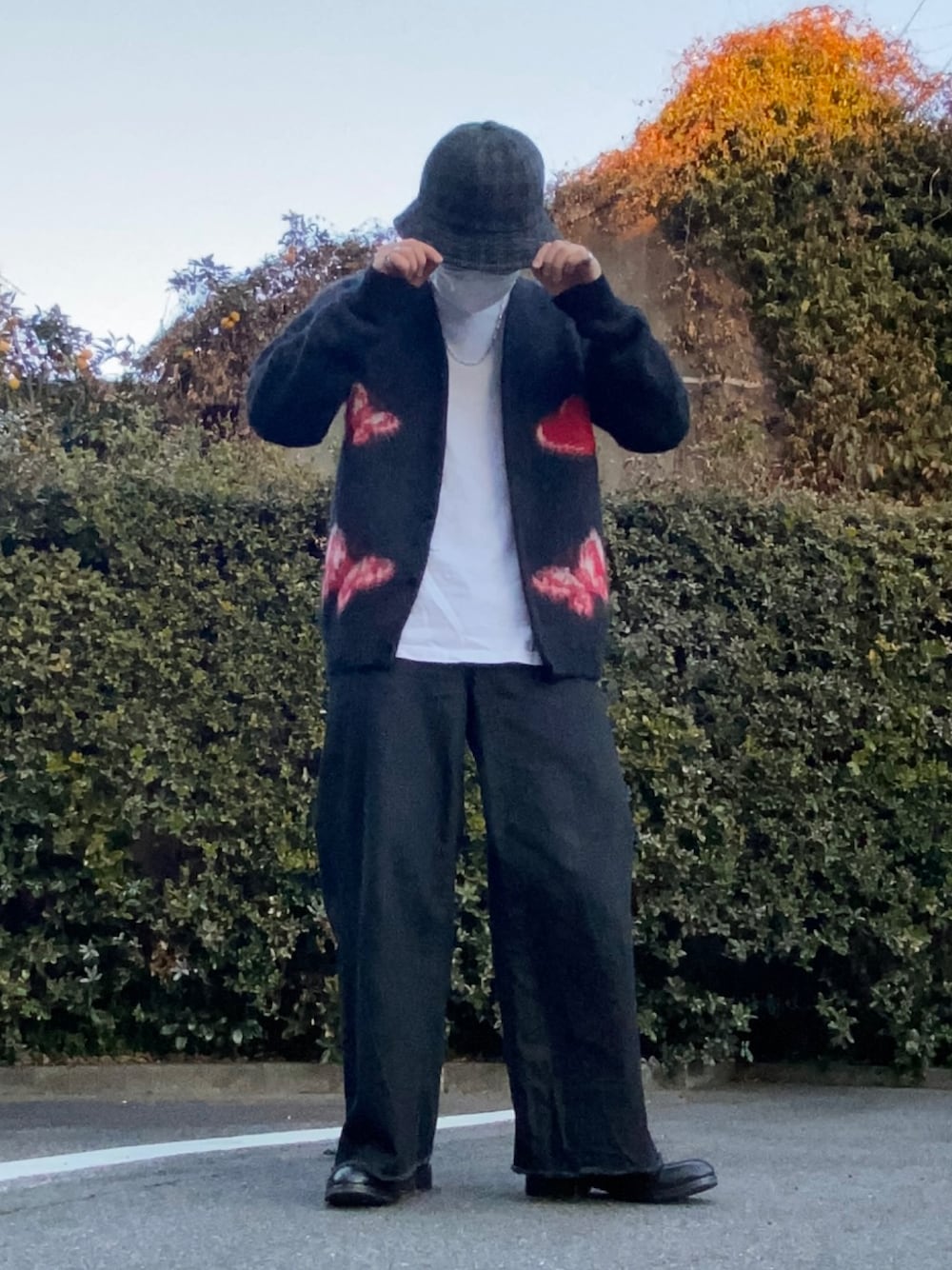 「NEEDLES、ハット、バケットハット、ニードルス、ニードルズ、ニット、モヘアニット、カーディガン、デニム、ブラックデニム、ブーツ」｜「Needlesのアイテム（ハット、グレー系）」を使った、ゆう₍ ᐢ. ̫ .ᐢ ₎さん（メンズ・171cm）の春コーディネートの1枚目の写真