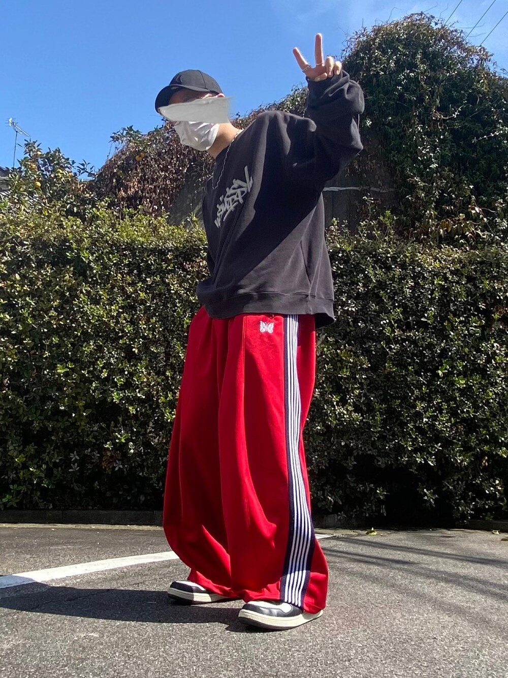 「キャップ、NEW ERA、ニューエラ、スウェット、stussy、NEEDLES、トラックパンツ、ヒザデルパンツ、カラーパンツ、NIKE、ナイキ、古着MIX、ビッグシルエット、オーバーサイズ、春服みてみて」｜「STUSSYのアイテム（スウェット、グレー系）」を使った、ゆう₍ ᐢ. ̫ .ᐢ ₎さん（メンズ・171cm）の春コーディネートの1枚目の写真