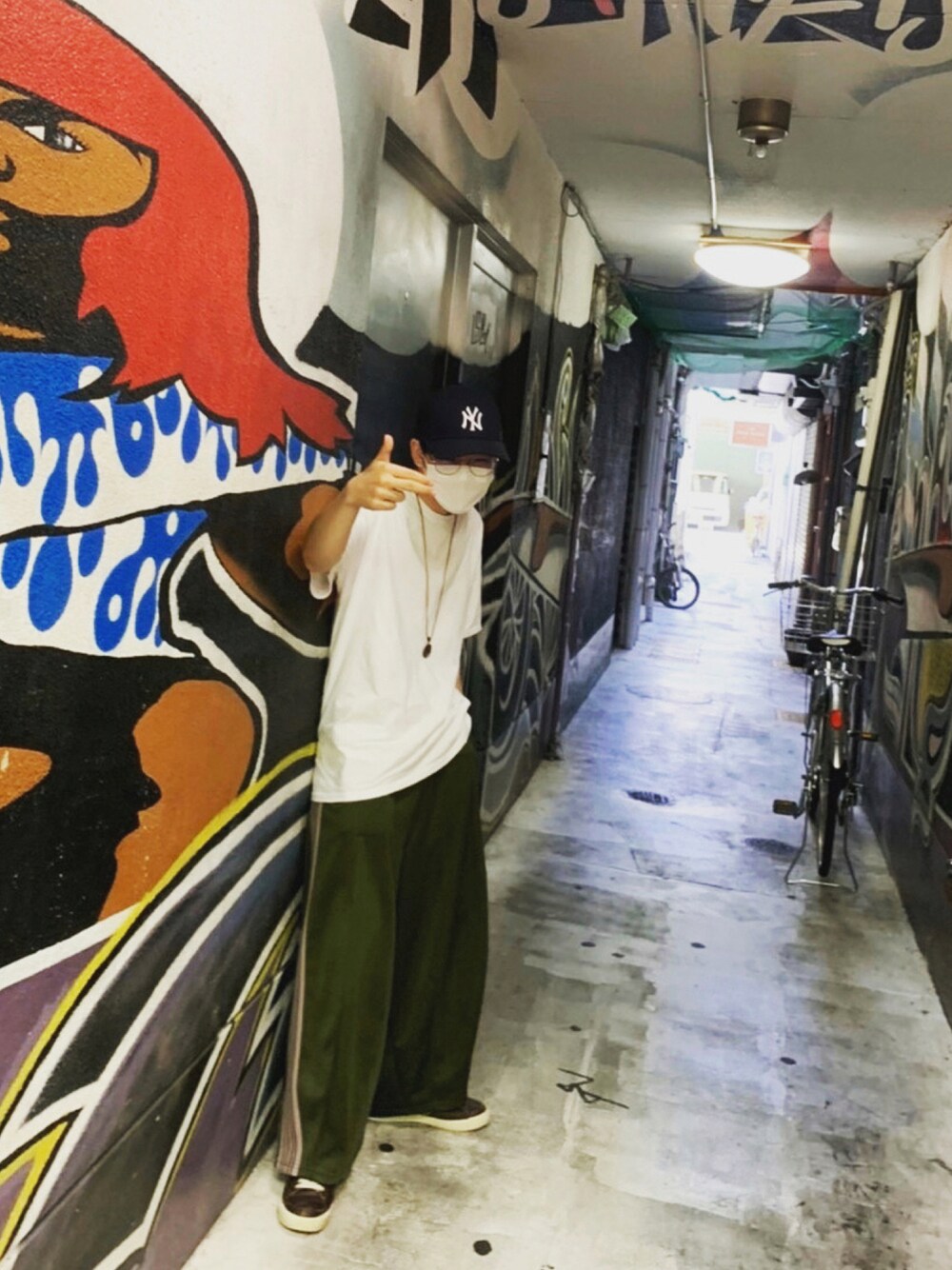 「キャップ、NEW ERA、白Tシャツ、Champion、カーキ、トラックパンツ、NEEDLES、ハイカットスニーカー、NIKE、シンプルコーデ、きれいめカジュアル、大人カジュアル、オーバーサイズ、ゆるコーデ」｜「NEW ERAのニューエラ 帽子 キャップ ニューヨークヤンキース（キャップ、ブルー系）」を使った、ゆう₍ ᐢ. ̫ .ᐢ ₎さん（メンズ・171cm）の秋コーディネートの1枚目の写真