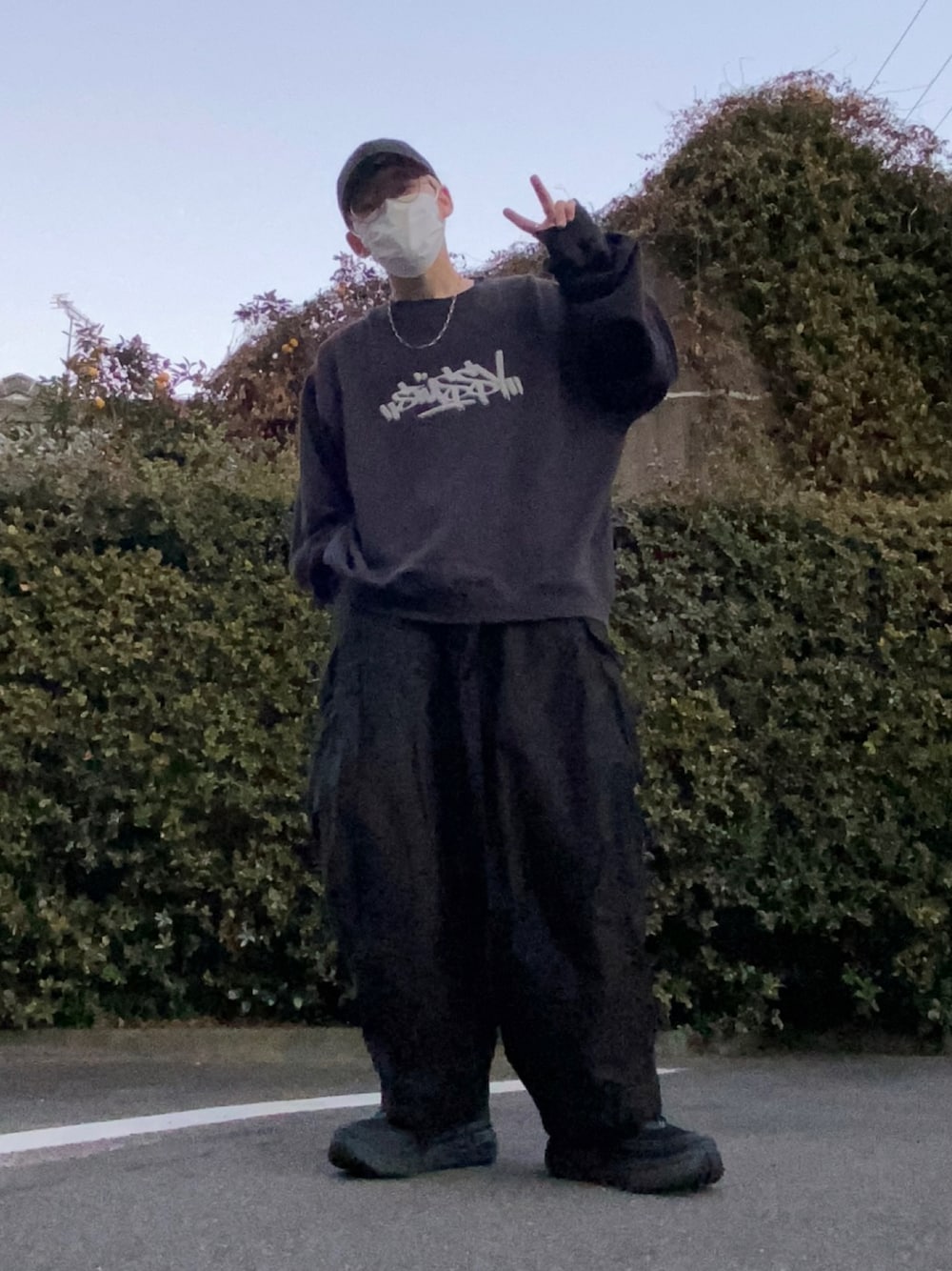 「NEW ERA、キャップ、stussy、oldstussy、スウェット、NEEDLES、ニードルス、ニードルズ、カーゴパンツ、ストリート、ビッグシルエット、オーバーサイズ、スニーカー」｜「NEW ERAのニューエラ キャップ 59FIFTY LP ロープロファイル（キャップ、ブラック系）」を使った、ゆう₍ ᐢ. ̫ .ᐢ ₎さん（メンズ・171cm）の冬コーディネートの1枚目の写真