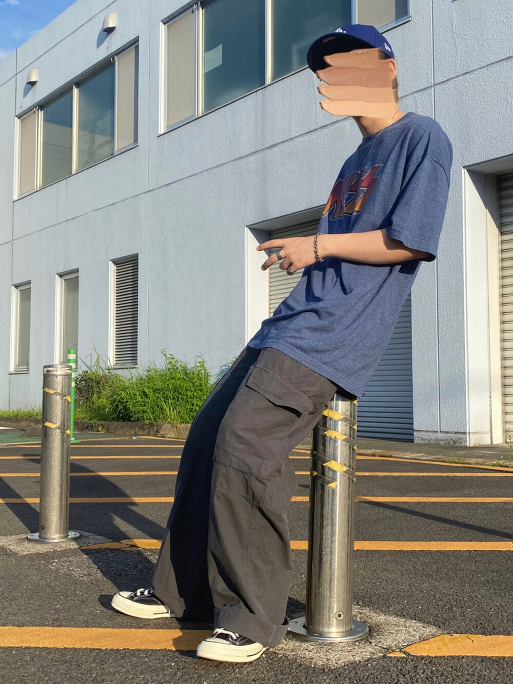 「キャップ、Tシャツ、バンドT、カーゴパンツ、コンバース、スニーカー、シルバーアクセサリー、オーバーサイズ、ビッグシルエット、夏だ！Tシャツ着よう！」｜「NEW ERAのニューエラ キャップ オーセンティック LOW PROFILE 59FIFTY MLB オンフィールド NEW ERA LP（キャップ、ブルー系）」を使った、ゆう₍ ᐢ. ̫ .ᐢ ₎さん（メンズ・171cm）の夏コーディネートの1枚目の写真
