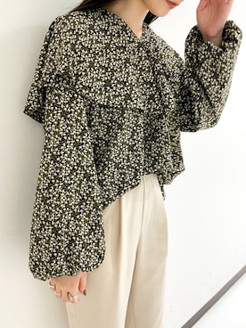 「Rouge vif Anna（ルージュヴィフアンナ）の小花柄プリントフリル衿ブラウス（シャツ/ブラウス、ブラック系）」を使った、すずらんさん（レディース・161cm）の秋コーディネート