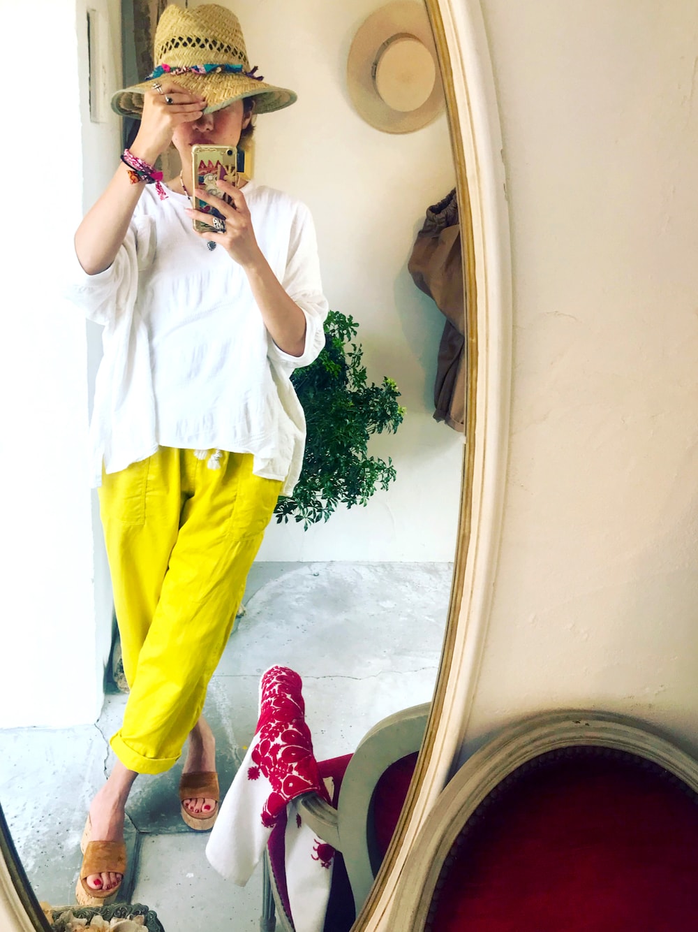 「イエロー、サルエルパンツ、白Tシャツ、ハット」｜「porto poneponeのアイテム（Tシャツ/カットソー、ホワイト系）」を使った、noriさん（レディース・159cm）の夏コーディネートの1枚目の写真