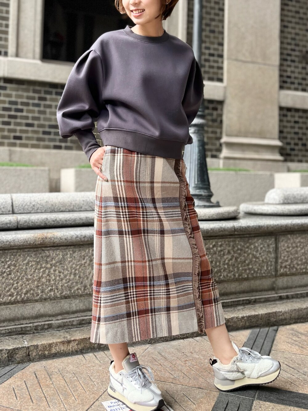 「秋コーデ、オトナカジュアル、秋トレンド2021、秋服、カジュアル、ootd、秋服準備はじめました、ママファッション、だから秋服が好き、デザイントレーナー、スウェットコーデ、パフスリーブ、チェックスカート、大人カジュアル、ママコーデ」｜「BEATRICEのアイテム（スカート、ベージュ系）」を使った、vingtaine0cordierさん（レディース・158cm）の秋コーディネートの1枚目の写真