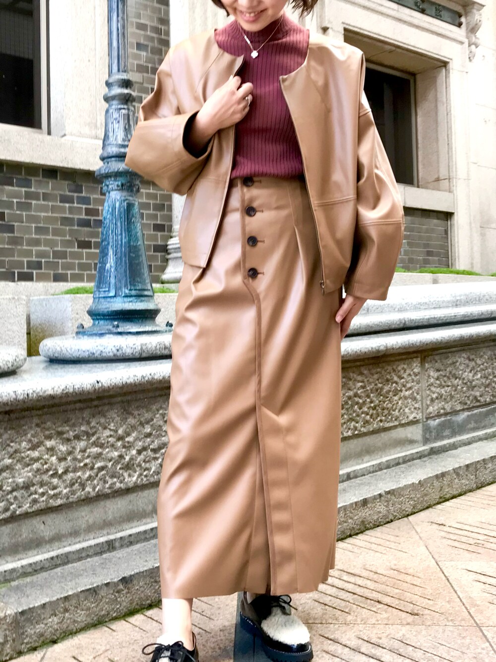 「秋のコーデ、だから秋服が好き、休日コーデ、シンプル、大人カジュアル、秋色、おしゃれさんと繋がりたい、秋冬コーデ、デート、ショート丈トップス、セットアップ、エコレザー、エコレザースカート、エコレザージャケット、大人カジュアルコーデ」｜「bellus closetのアイテム（ノーカラージャケット、ブラウン系）」を使った、vingtaine0cordierさん（レディース・158cm）の秋コーディネートの1枚目の写真