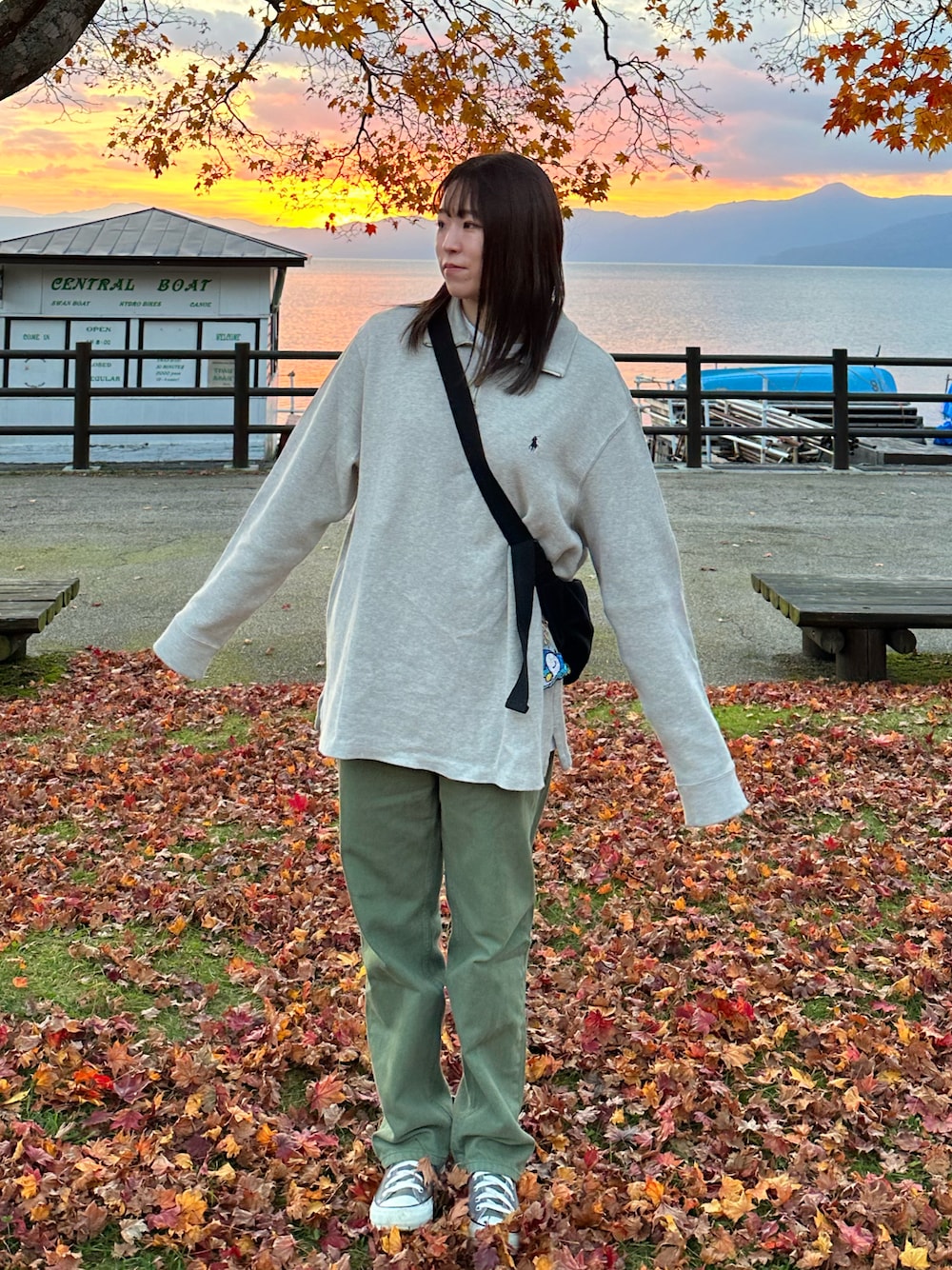 「ファッションを楽しもう、お出かけコーデ、今日のコーデ、今日のコスメと服、カジュアルコーデ、古着MIX、WEARyouthコーデ、冬コーデ、古着、お洒落さんとつながりたい、ハーフジップ、高身長女子、冬、スニーカー、パンツコーデ」｜「Bershkaのアイテム（パンツ、グリーン系）」を使った、なぎささん（レディース・167cm）の秋コーディネートの1枚目の写真
