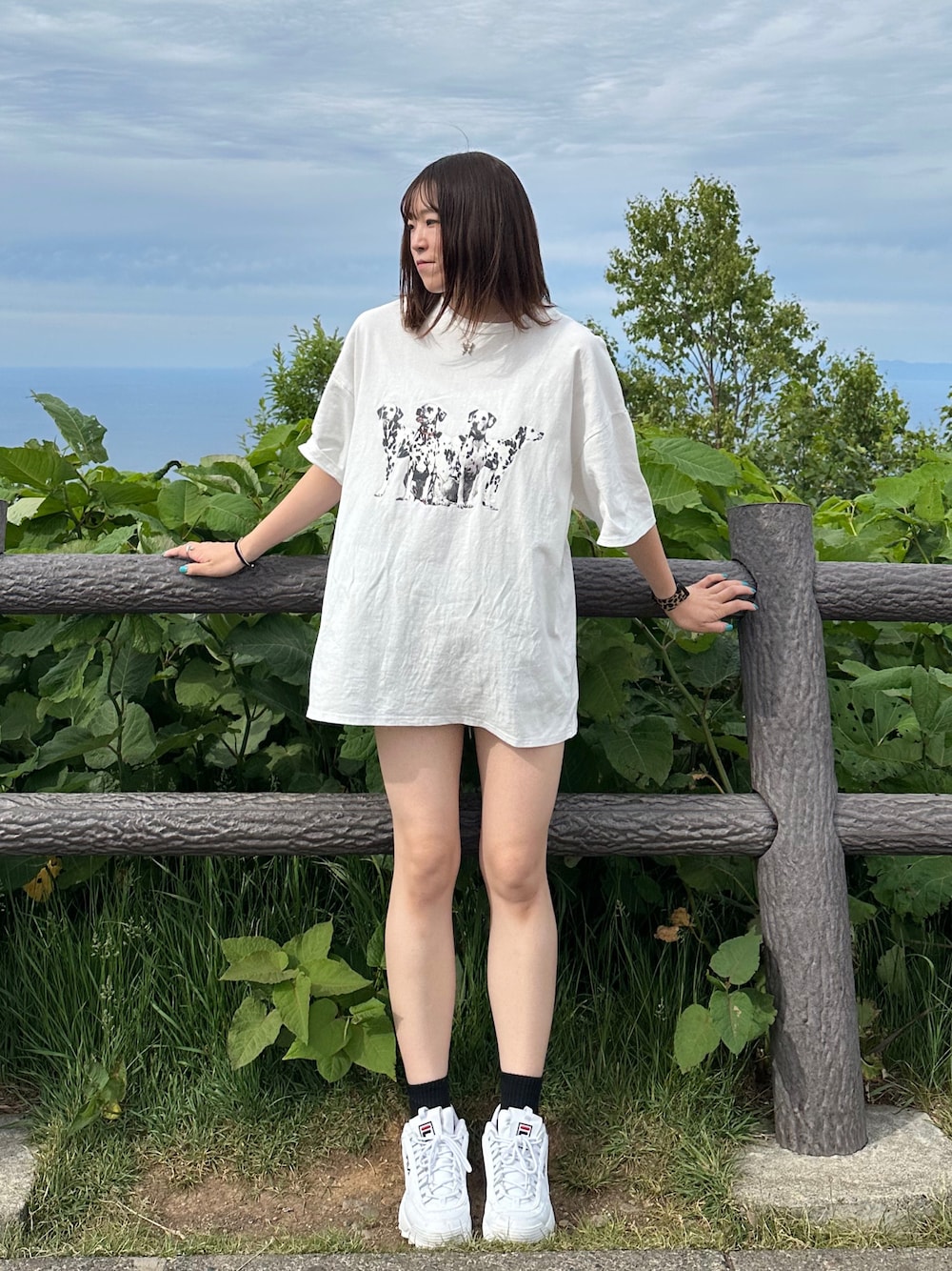 「夏コーデ、今日のコスメと服、お出かけコーデ、リラックススタイル、Tシャツ、オーバーサイズ、ワンピーススタイル、ホワイト、スニーカー、モノトーン、夏、高身長女子、ootd、お洒落さんとつながりたい、オトナカジュアル」｜「kutirのヴィンテージライクダルメシアンプリントTシャツ（Tシャツ/カットソー、ホワイト系）」を使った、なぎささん（レディース・167cm）の夏コーディネートの1枚目の写真