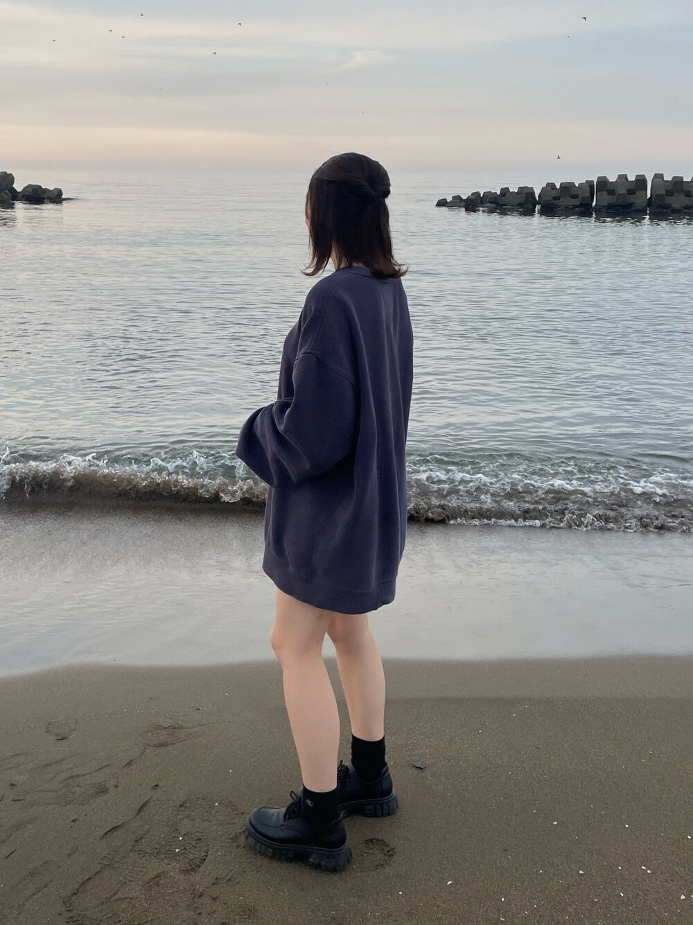 「春夏コーデ、今日のコスメと服、大人可愛い、ゆるコーデ、カジュアルコーデ、今日のコーデ、古着、スウェット、オーバーサイズ、Dior、ワンピースコーデ、ブーツ、ハーフアップ、韓国ファッション、ootd」｜「sheinのアイテム（シューズ、ブラック系）」を使った、なぎささん（レディース・167cm）の春コーディネートの1枚目の写真
