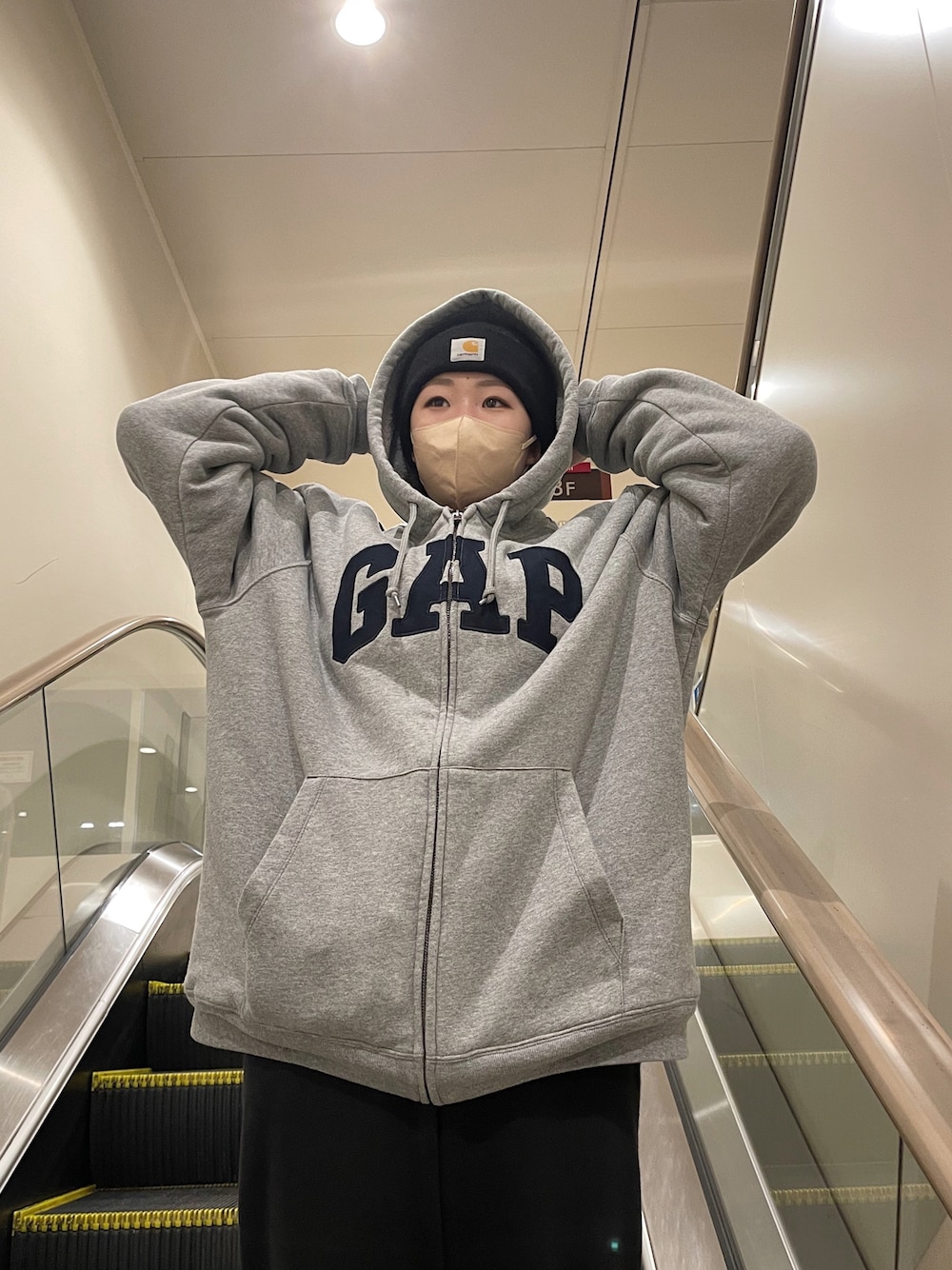 「冬のコーデ、お洒落さんとつながりたい、ストリート、ニット帽、GAP、パーカー、ストリートコーデ、メンズライク、オーバーサイズ、今日のコーデ、秋冬、休日コーデ、2022秋冬、UNIQLO、いいね、save、フォローお願いします🤑」｜「GAPのヴィンテージ ソフトGAPアーチロゴ入りボアパーカー（パーカー、グレー系）」を使った、なぎささん（レディース・167cm）の冬コーディネートの1枚目の写真