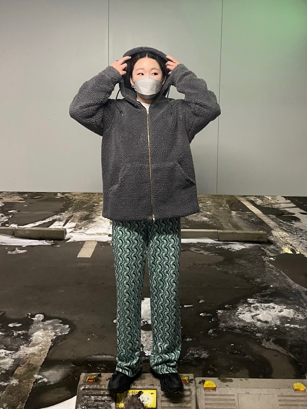 「私の推しブランド、大人カジュアル、ボアジャケット、冬コーデ、冬、ZARA、スニーカー、あったかコーデ、シンプルスタイル、ootd、今日のコーデ、お洒落さんとつながりたい、骨格ストレート、春アウター、いいね、save、フォローお願いします🤑」｜「ZARAのアイテム（パンツ、グリーン系）」を使った、なぎささん（レディース・167cm）の冬コーディネートの1枚目の写真