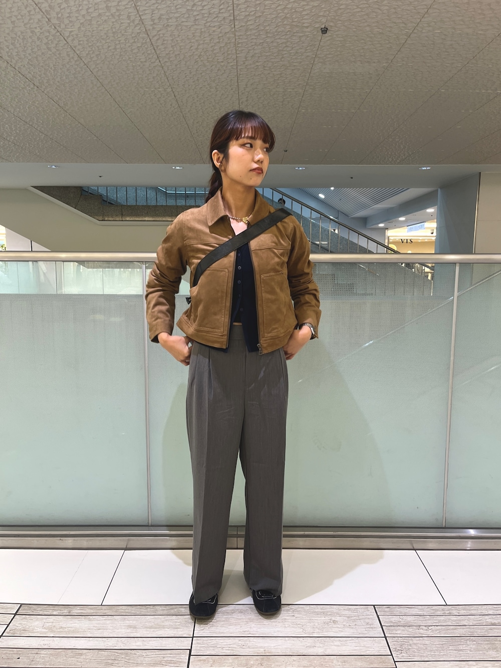 ブルー系のカーディガン/ボレロ、グレー系のその他パンツ、ベージュ系のその他アウターを着用したレディースの秋コーディネートの1枚目の写真
