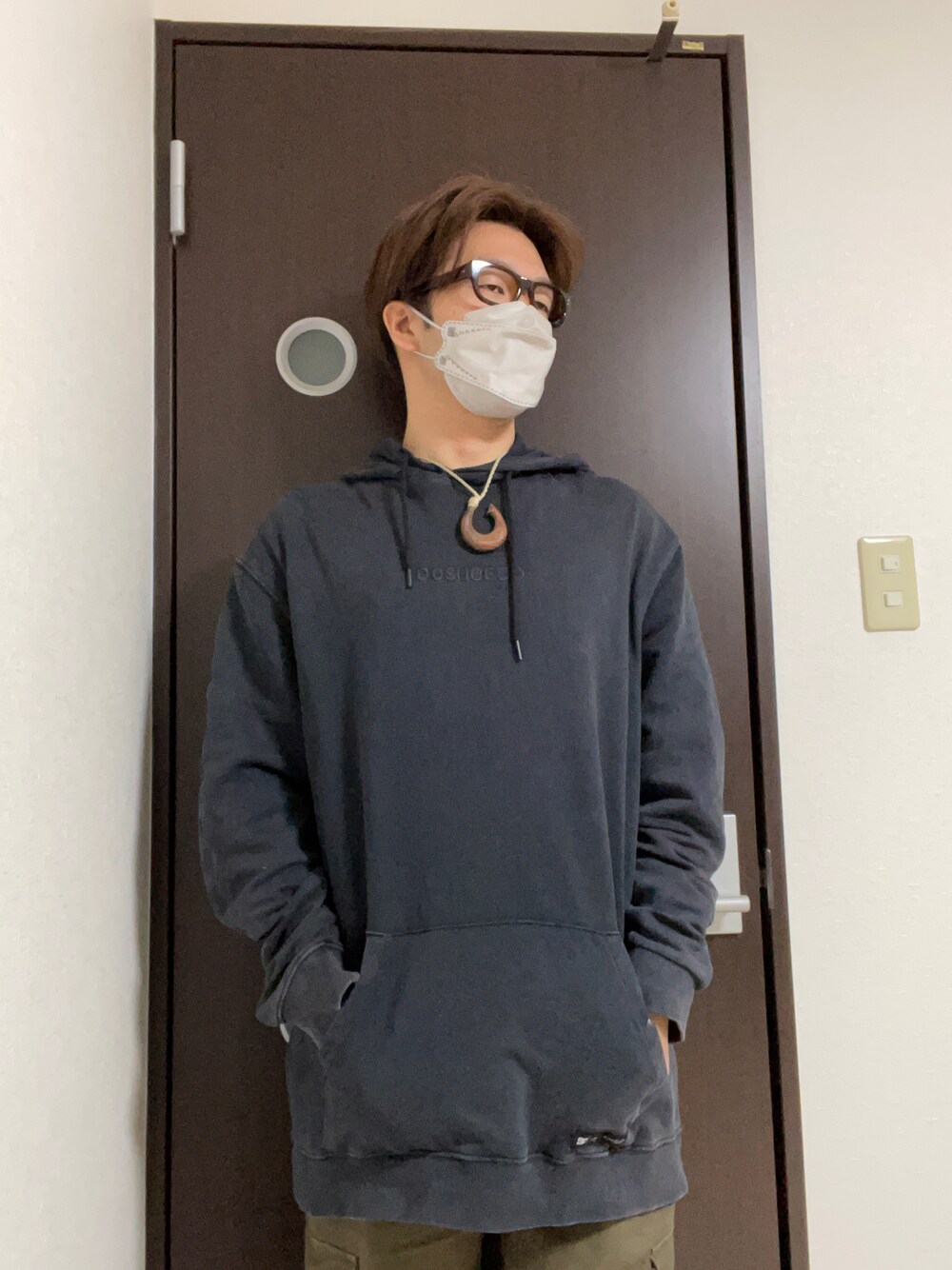 「伊達メガネ、眼鏡男子、パーカー、パーカーコーデ、黒パーカー、メンズコーデ、大人コーデ、Safari、オーバーサイズ、おっさんコーデ、フォローお願いします、30代コーデ、秋冬コーデ、黒、カジュアルコーデ」｜「recsのアイテム（メガネ、ブラウン系）」を使った、Takahiroさん（メンズ・172cm）の冬コーディネートの1枚目の写真
