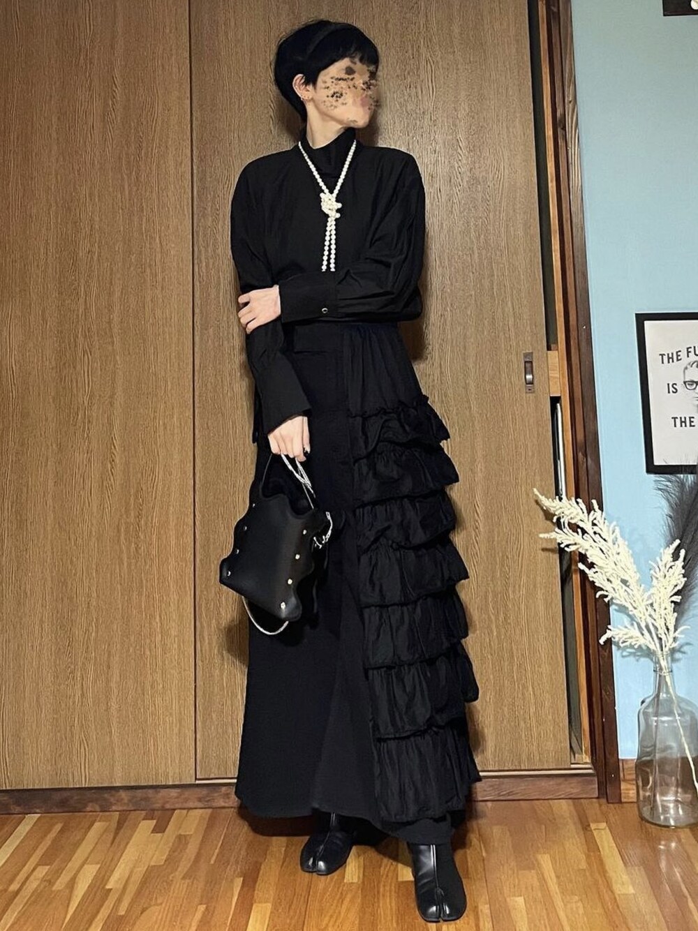 ブラック系のハンドバッグ、ブラック系のブーツ、ブラック系のシャツ/ブラウスを着用したレディースの冬コーディネートの1枚目の写真