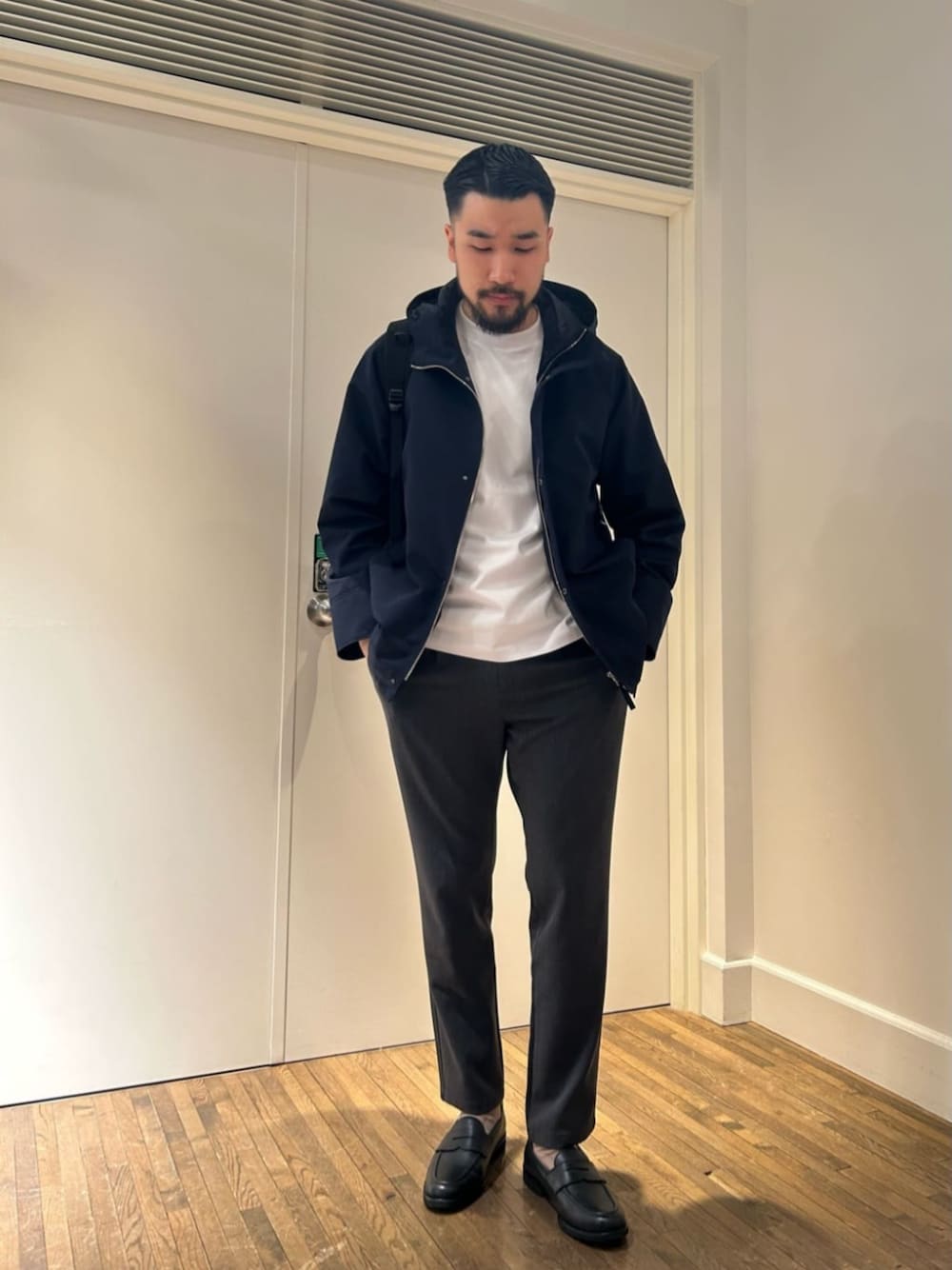 ホワイト系のTシャツ/カットソー、ブルー系のブルゾン、グレー系のその他パンツを着用したメンズの春コーディネートの1枚目の写真