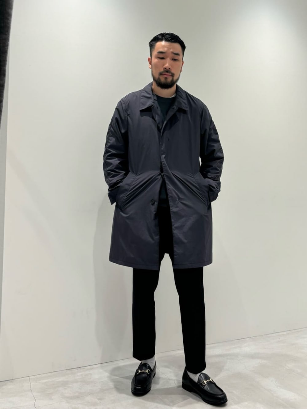「ベーシック/トラッド、トレンド、リラックス、ビジネス、コート、ニット、ローファー、秋服、秋コーデ、冬服、冬コーデ、BEAUTY&YOUTH」｜「BEAUTY&YOUTH UNITED ARROWSのPERTEX バルマカーン コート ‐撥水機能‐（ステンカラーコート、グレー系）」を使った、muraoさん（メンズ・175cm）の秋コーディネートの1枚目の写真