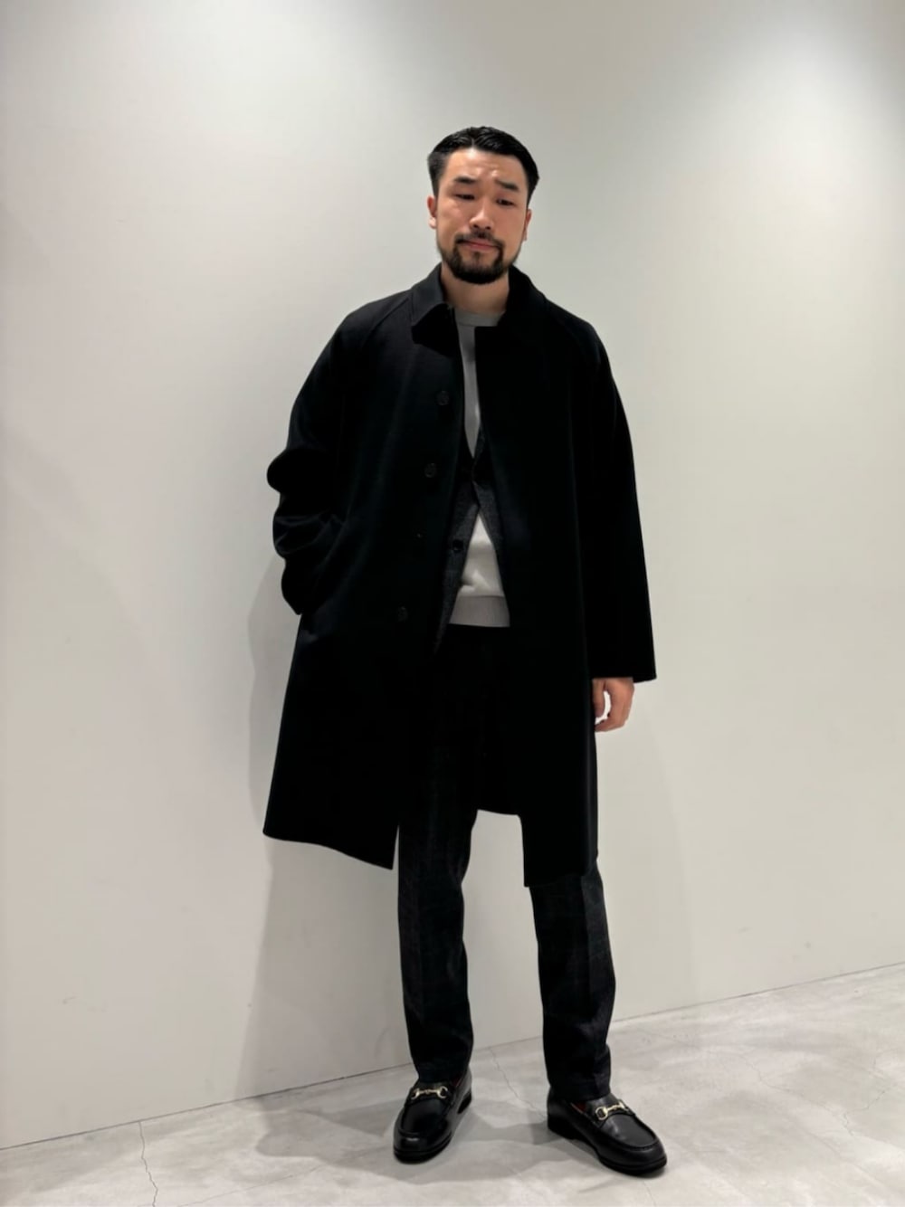 「トレンド、リラックス、ビジネス、コート、ニット、セットアップ、ジャケット、ローファー、秋服、秋コーデ、冬服、冬コーデ、BEAUTY&YOUTH」｜「BEAUTY&YOUTH UNITED ARROWSの“all time shoes” ビット ローファー（ローファー、ブラック系）」を使った、muraoさん（メンズ・175cm）の秋コーディネートの1枚目の写真