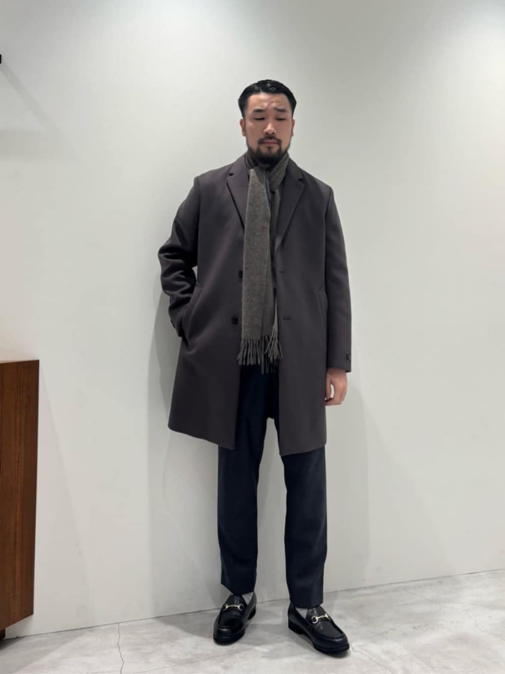 「ベーシック/トラッド、トレンド、リラックス、ビジネス、通勤コーデ、ニット、マフラー、秋服、秋コーデ、冬服、冬コーデ、コート、BEAUTY&YOUTH」｜「BEAUTY&YOUTH UNITED ARROWSの“all time shoes” ビット ローファー（ローファー、ブラック系）」を使った、muraoさん（メンズ・175cm）の冬コーディネートの1枚目の写真