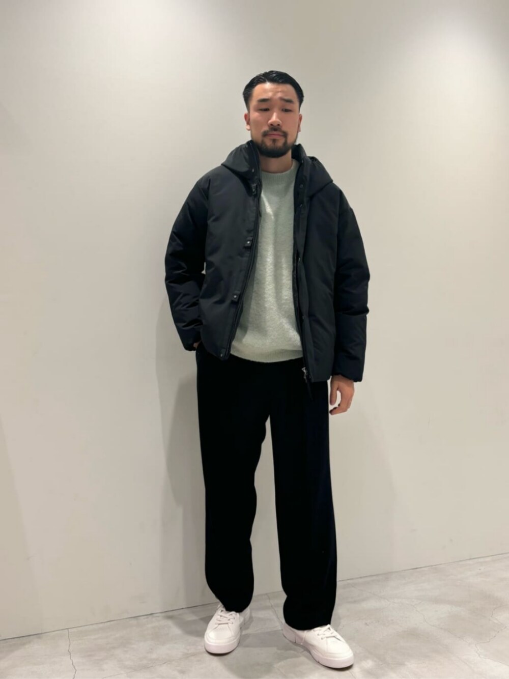 「ベーシック/トラッド、モード、ストリート、トレンド、リラックス、アウトドア、トラベル、ダウンジャケット、ニット、スニーカー、秋服、秋コーデ、冬服、冬コーデ、BEAUTY&YOUTH」｜「Onの＜On＞ ロジャー センター コート/スニーカー（スニーカー、ホワイト系）」を使った、muraoさん（メンズ・175cm）の冬コーディネートの1枚目の写真
