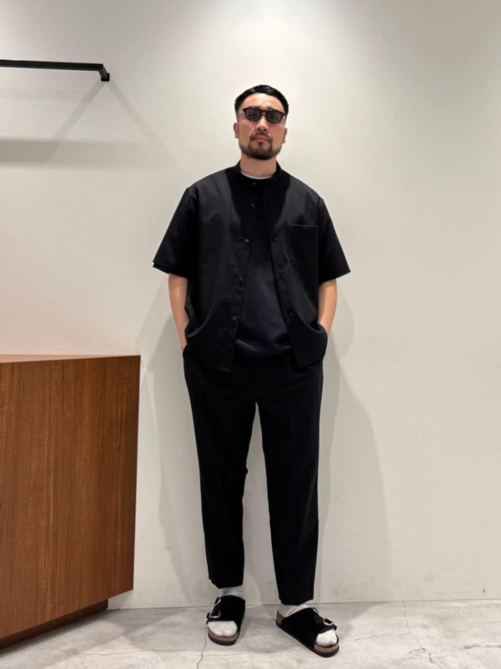 「ベーシック/トラッド、トレンド、リラックススタイル、アウトドアスタイル」｜「KANEKO OPTICALの【別注】 ＜KANEKO OPTICAL（金子眼鏡）＞ John Jr. SGLS/サングラス ‐MADE IN JAPAN‐（サングラス、ブラック系）」を使った、muraoさん（メンズ・175cm）の夏コーディネートの1枚目の写真