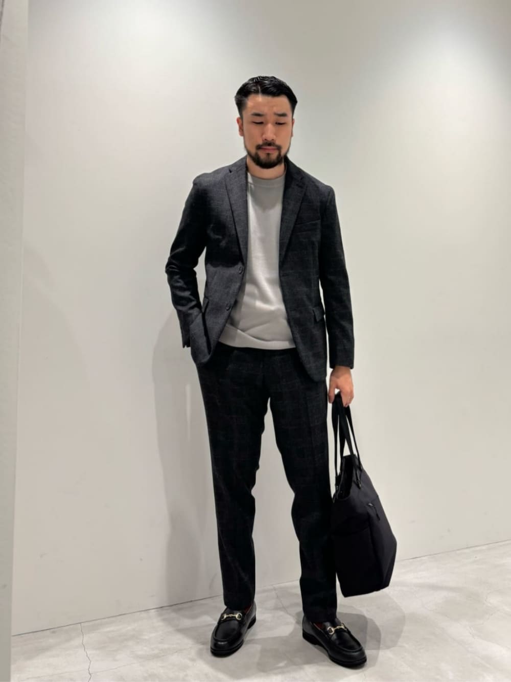 「リラックス、ビジネス、セットアップ、スーツ、ジャケット、ニット、ローファー、秋服、秋コーデ、冬服、冬コーデ、BEAUTY&YOUTH」｜「BEAUTY&YOUTH UNITED ARROWSの“all time shoes” ビット ローファー（ローファー、ブラック系）」を使った、muraoさん（メンズ・175cm）の秋コーディネートの1枚目の写真