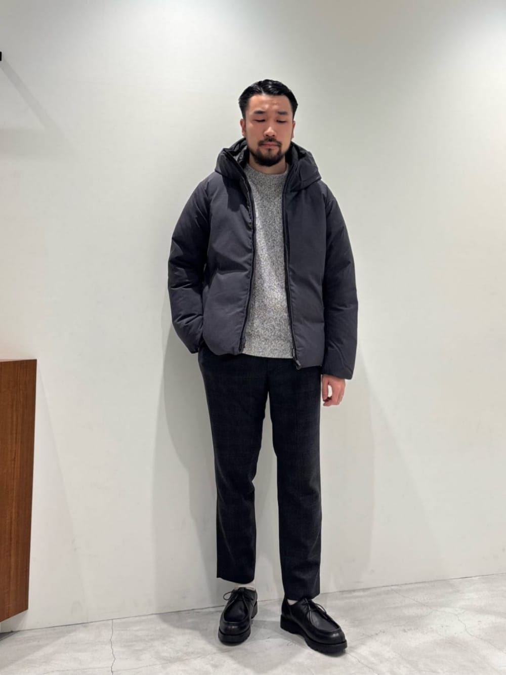 「ベーシック/トラッド、トレンド、ビジネス、アウトドア、トラベル、小松ダウン、ニット、UAHOLIDAYS、冬服、冬コーデ、通勤コーデ、BEAUTY&YOUTH」｜「BEAUTY&YOUTH UNITED ARROWSの小松マテーレ シャンブレー フード ダウンジャケット -700FP 撥水機能-（ダウンジャケット/コート、グレー系）」を使った、muraoさん（メンズ・175cm）の冬コーディネートの1枚目の写真