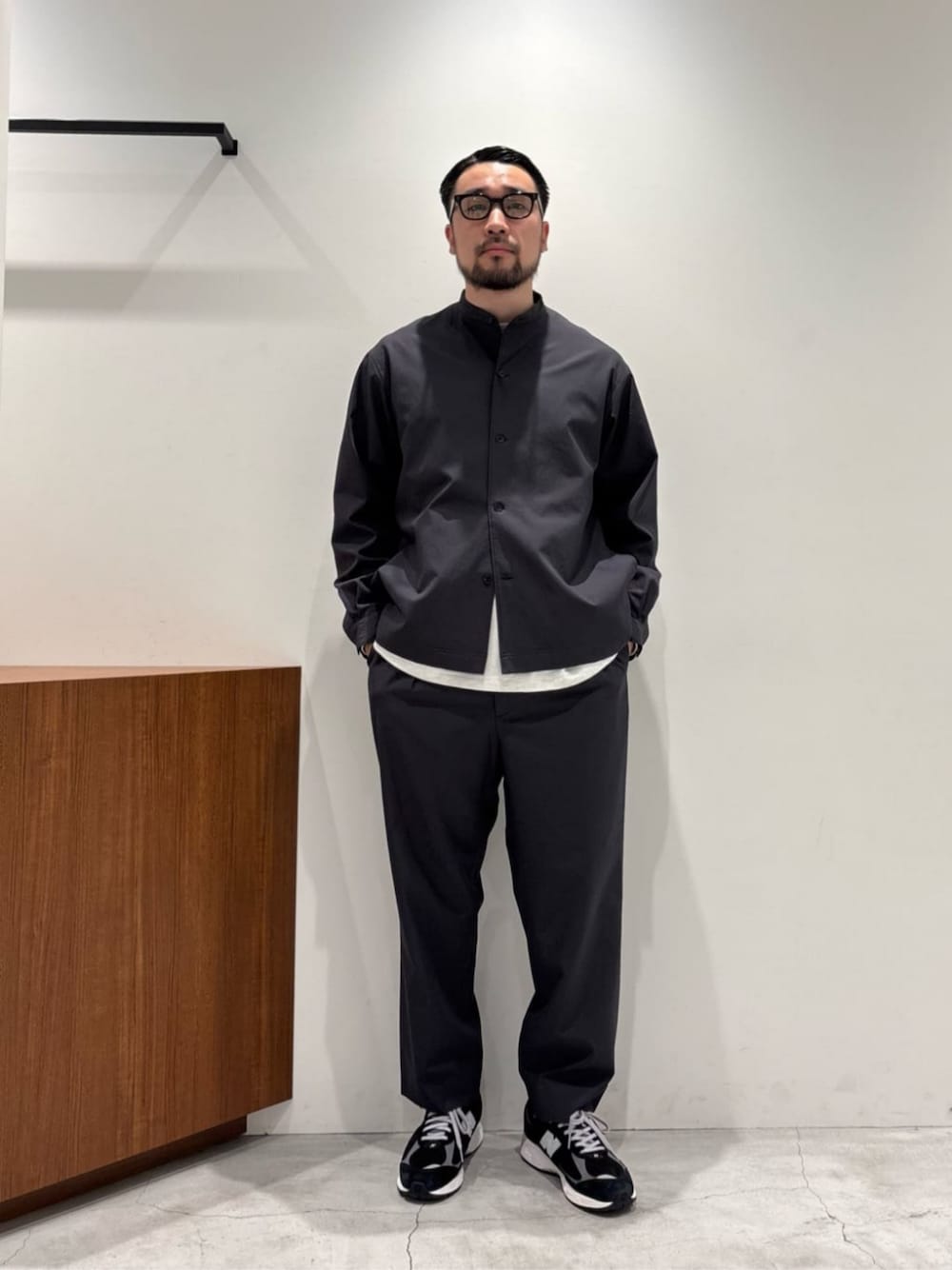 ブラック系のスニーカー、グレー系のシャツ/ブラウス、グレー系のその他パンツを着用したメンズの春コーディネートの1枚目の写真