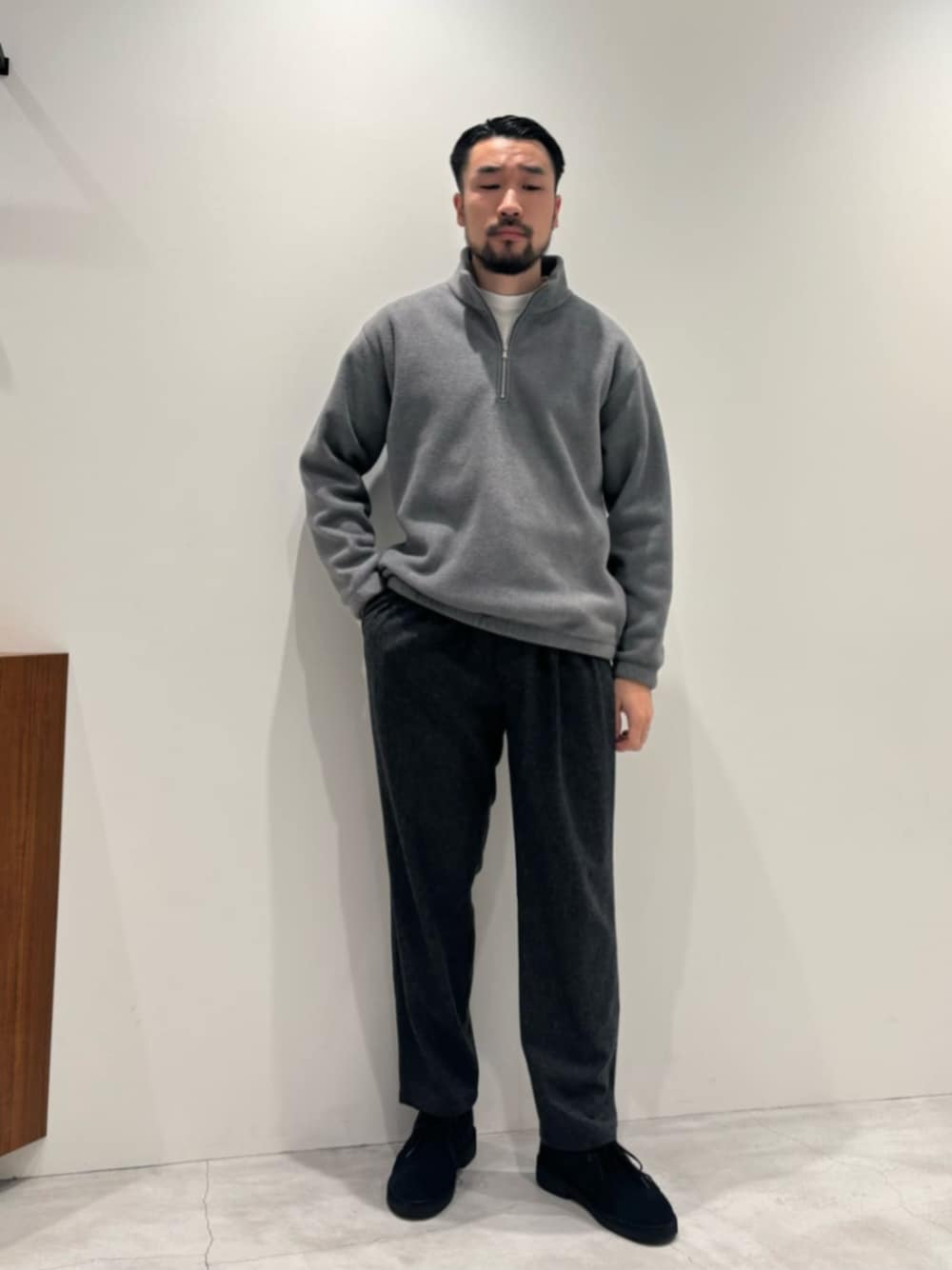 グレー系のその他トップス、ブラック系のブーツを着用したメンズの冬コーディネートの1枚目の写真
