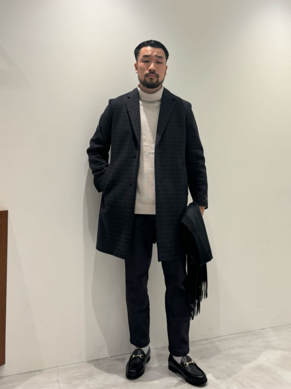 「ベーシック/トラッド、ビジネス、コート、チェスターコート、ニット、ローファー、通勤、秋服、秋コーデ、冬服、冬コーデ、BEAUTY&YOUTH」｜「BEAUTY&YOUTH UNITED ARROWSの“all time shoes” ビット ローファー（ローファー、ブラック系）」を使った、muraoさん（メンズ・175cm）の冬コーディネートの1枚目の写真