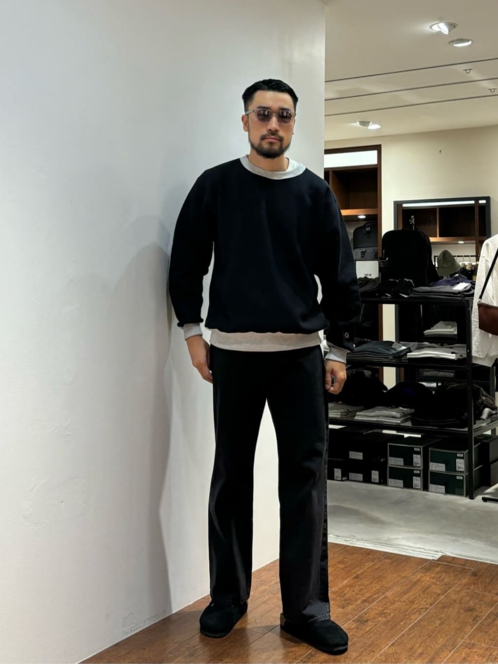 「ベーシック/トラッド、モード、ストリート、トレンド、リラックス、スウェット、ブラックデニム、サンダル、秋服、秋コーデ、BEAUTY&YOUTH」｜「KANEKO OPTICALの【別注】 ＜KANEKO OPTICAL（金子眼鏡）＞ John SGLS/アイウェア（サングラス、グレー系）」を使った、muraoさん（メンズ・175cm）の秋コーディネートの1枚目の写真