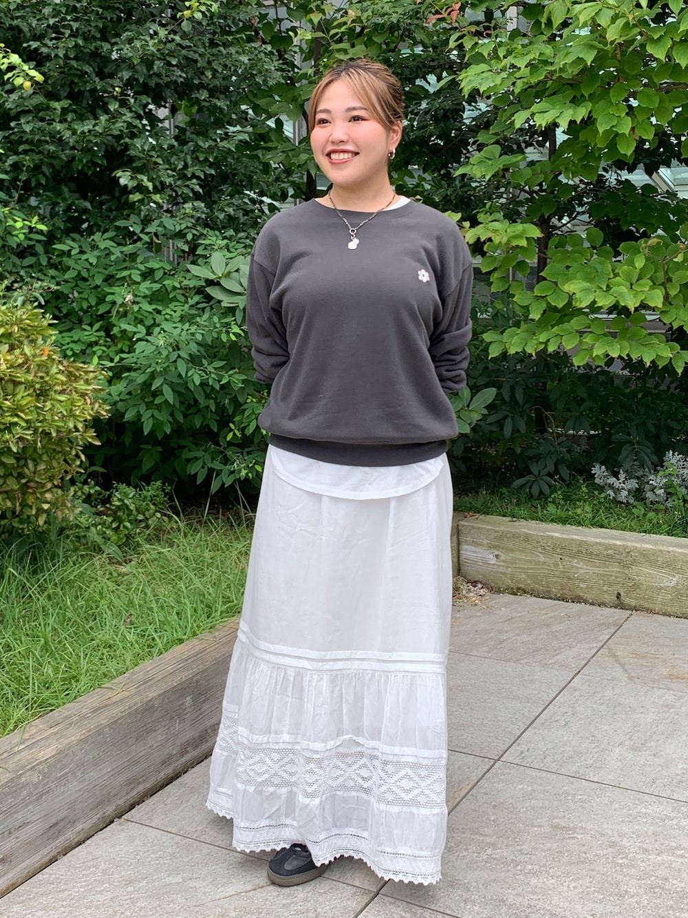 グレー系のスウェット、ホワイト系のTシャツ/カットソー、ホワイト系のスカートを着用したレディースの秋コーディネートの1枚目の写真