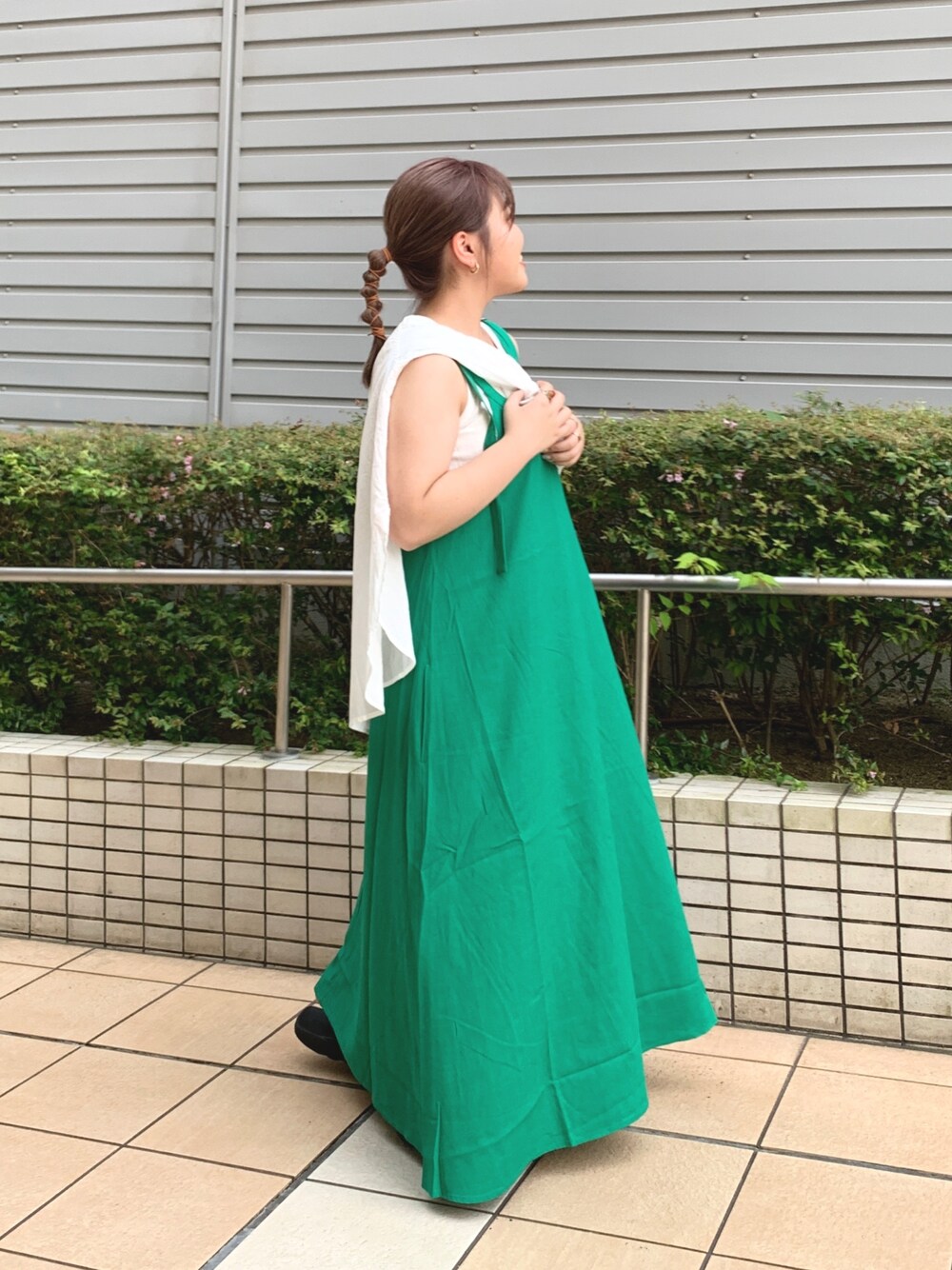 ホワイト系のシャツ/ブラウス、ホワイト系のタンクトップ、グリーン系のワンピースを着用したレディースの夏コーディネートの1枚目の写真