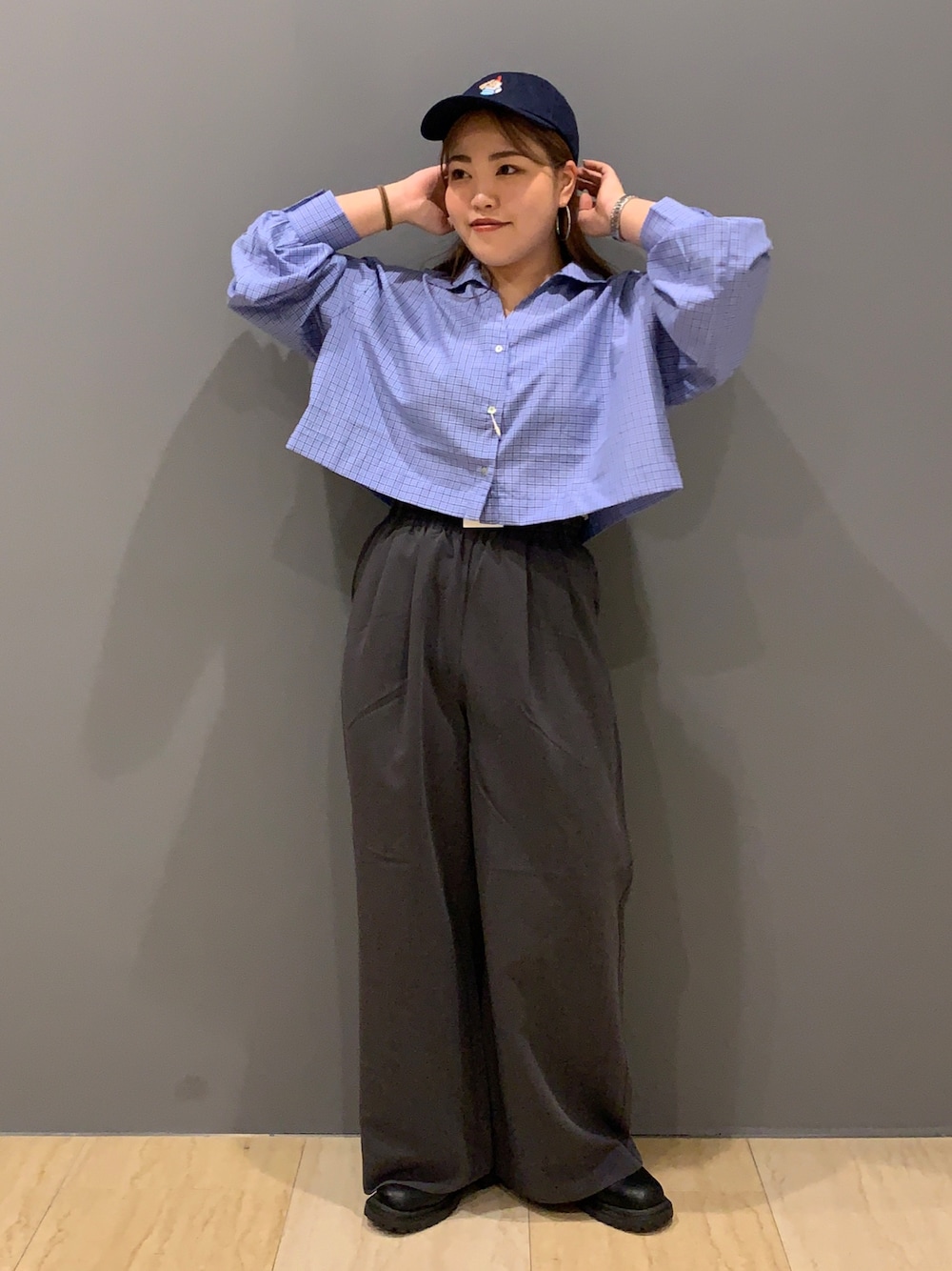 その他のシャツ/ブラウス、グレー系のその他パンツ、ブルー系のキャップを着用したレディースの夏コーディネートの1枚目の写真