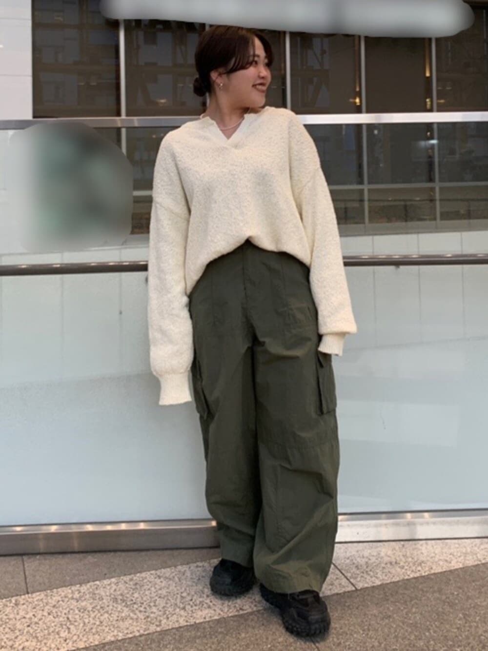 ホワイト系のニット/セーター、グリーン系のその他パンツを着用したレディースの冬コーディネートの1枚目の写真