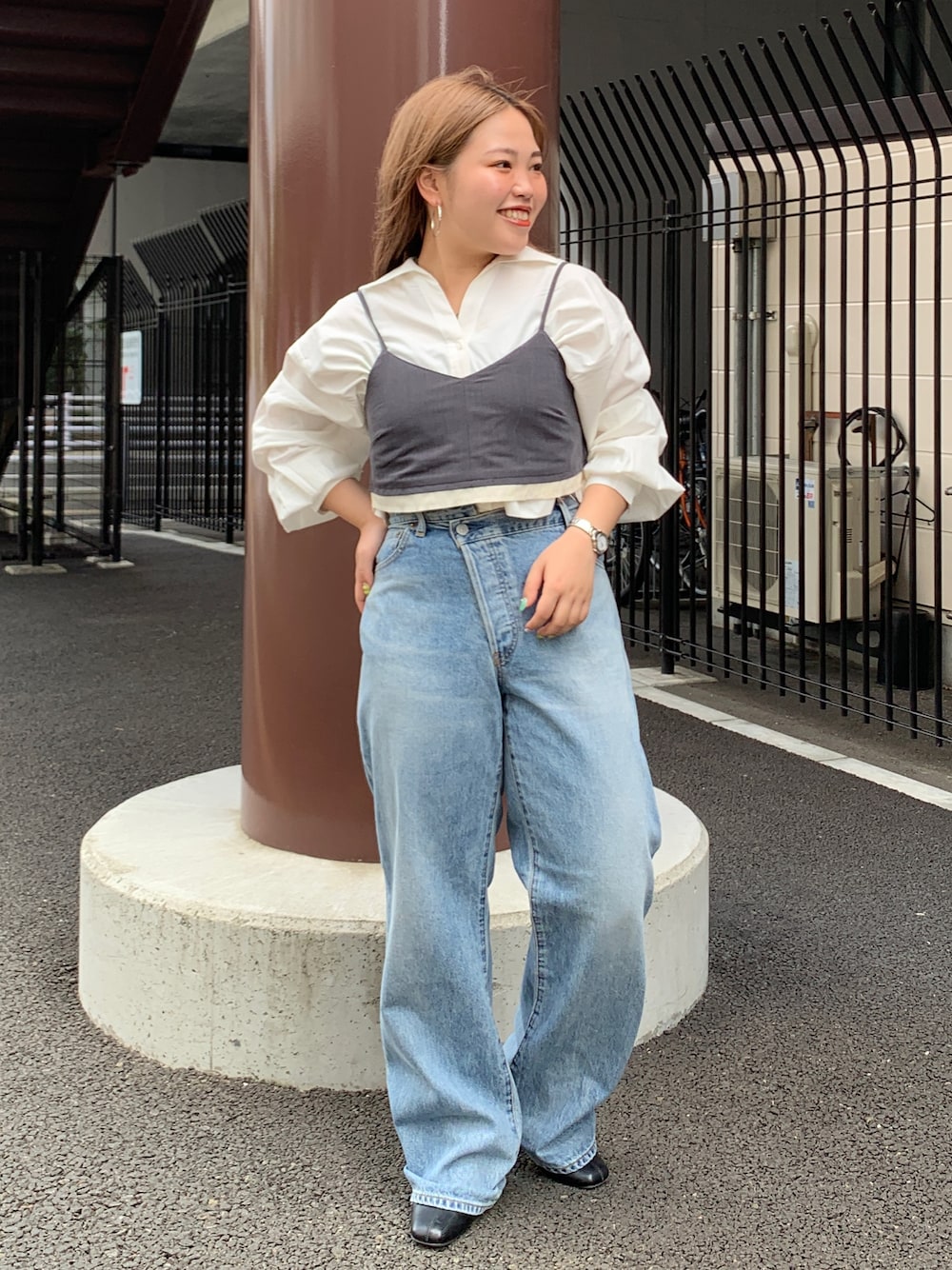ホワイト系のシャツ/ブラウス、グレー系のキャミソール、ブルー系のデニムパンツを着用したレディースの夏コーディネートの1枚目の写真