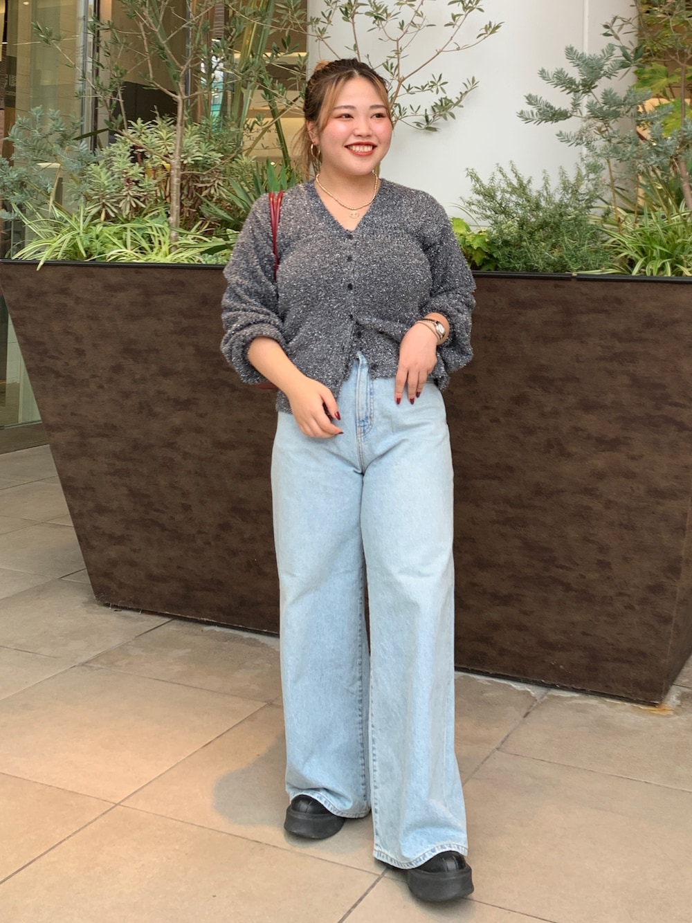 ブラック系のニット/セーター、ブルー系のデニムパンツを着用したレディースの冬コーディネートの1枚目の写真