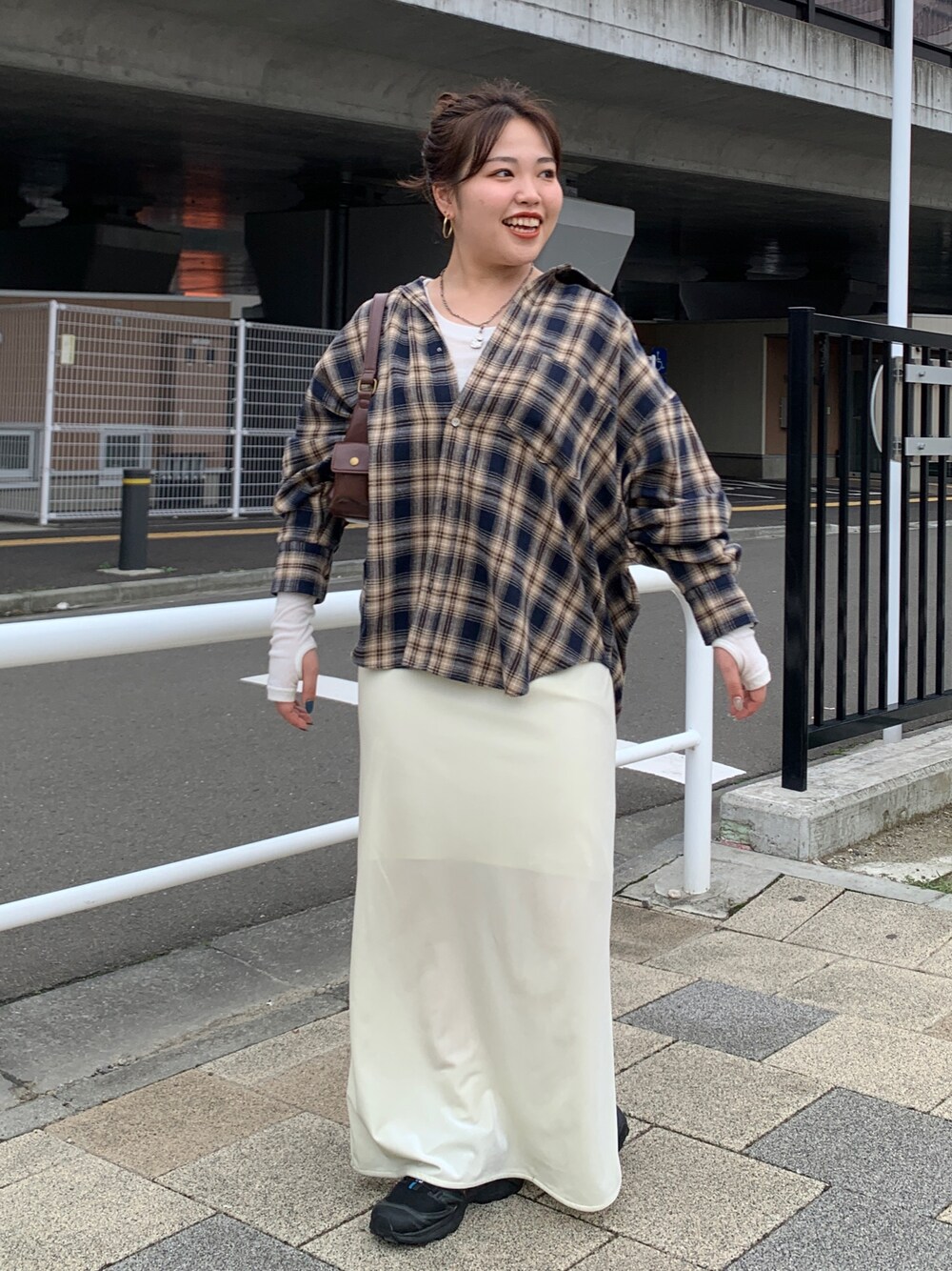 ブルー系のシャツ/ブラウス、ホワイト系のスカート、ホワイト系のTシャツ/カットソーを着用したレディースの夏コーディネートの1枚目の写真