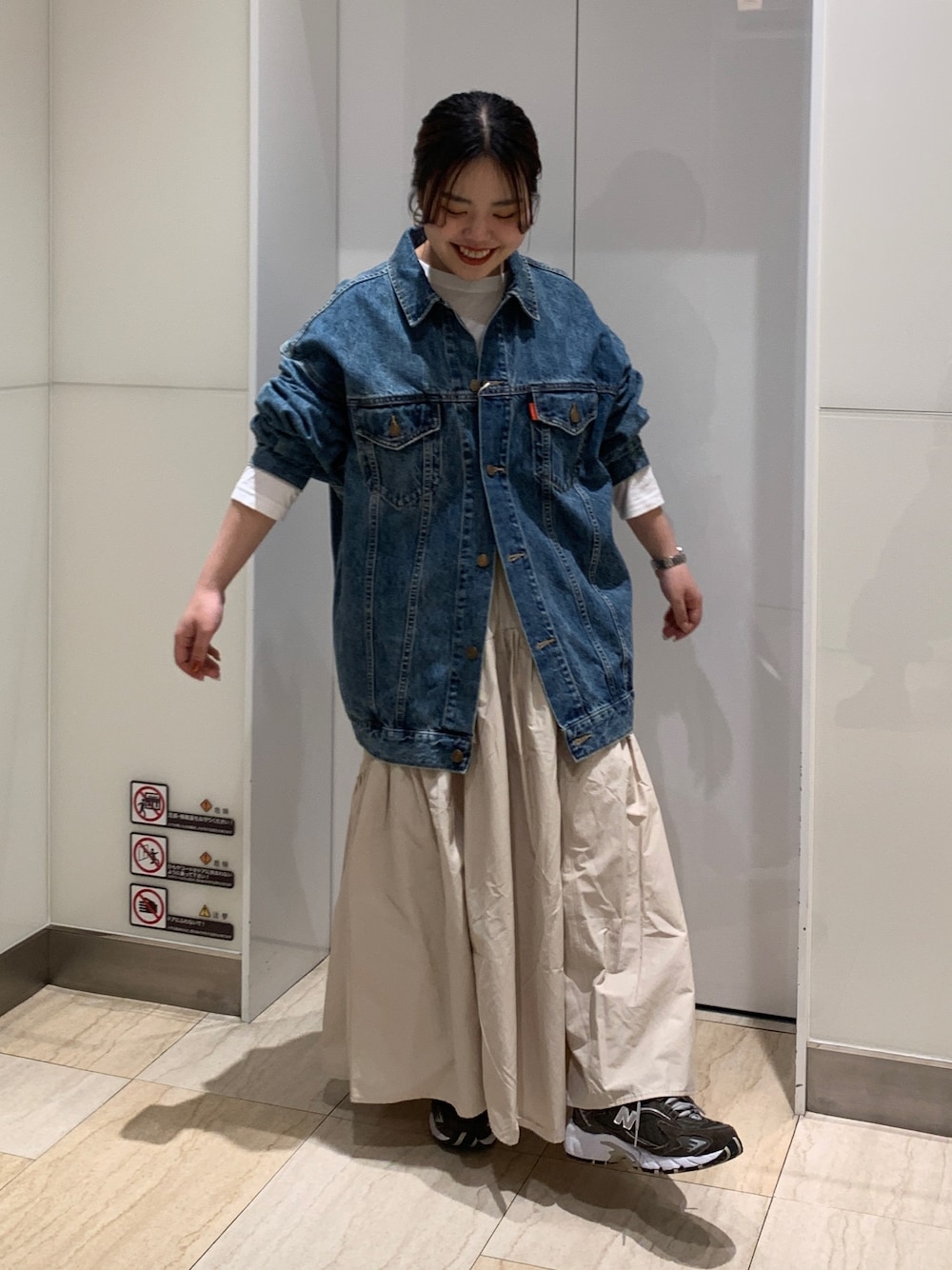 ブルー系のデニムジャケット、ホワイト系のTシャツ/カットソー、ホワイト系のスカートを着用したレディースの冬コーディネートの1枚目の写真