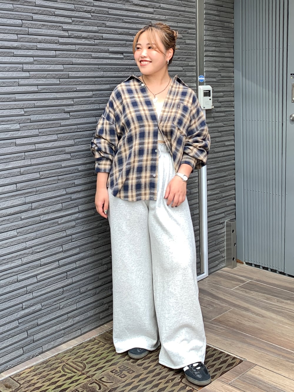 ブルー系のシャツ/ブラウス、グレー系のスウェットパンツを着用したレディースの秋コーディネートの1枚目の写真