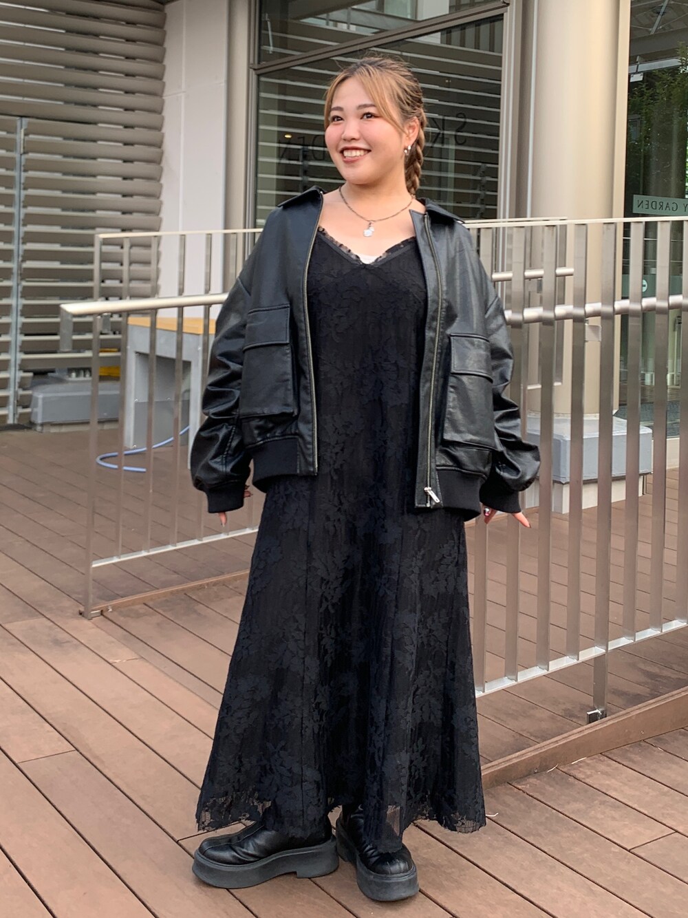 ブラック系のワンピース、ブラック系のブルゾンを着用したレディースの秋コーディネートの1枚目の写真