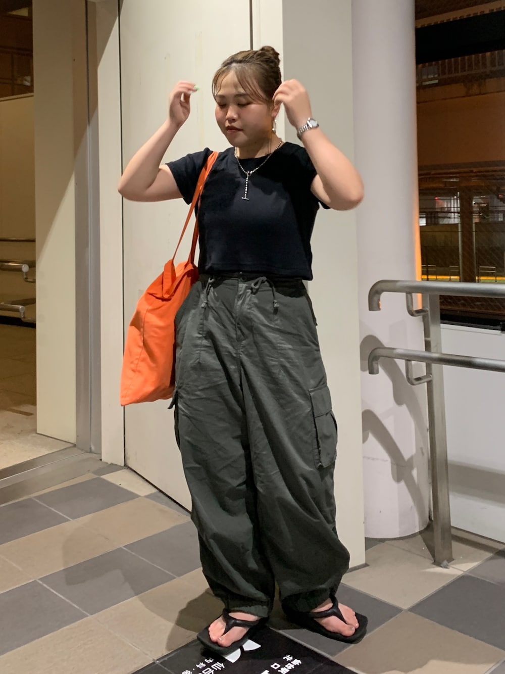 グリーン系のカーゴパンツ、ブラック系のTシャツ/カットソーを着用したレディースの夏コーディネートの1枚目の写真