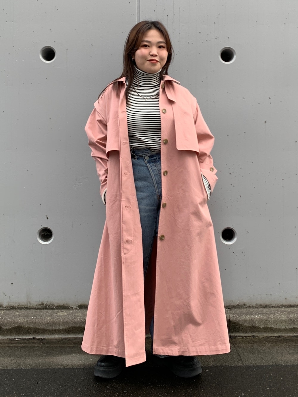 ホワイト系のニット/セーター、ピンク系のその他アウター、ブルー系のデニムパンツを着用したレディースの冬コーディネートの1枚目の写真