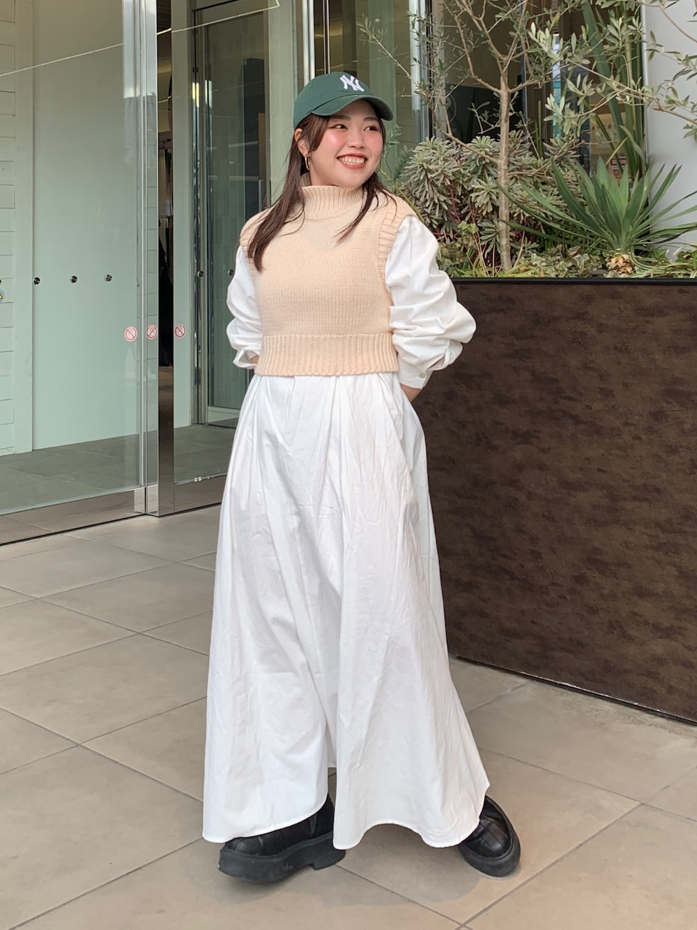 ホワイト系のワンピースを着用したレディースの冬コーディネートの1枚目の写真