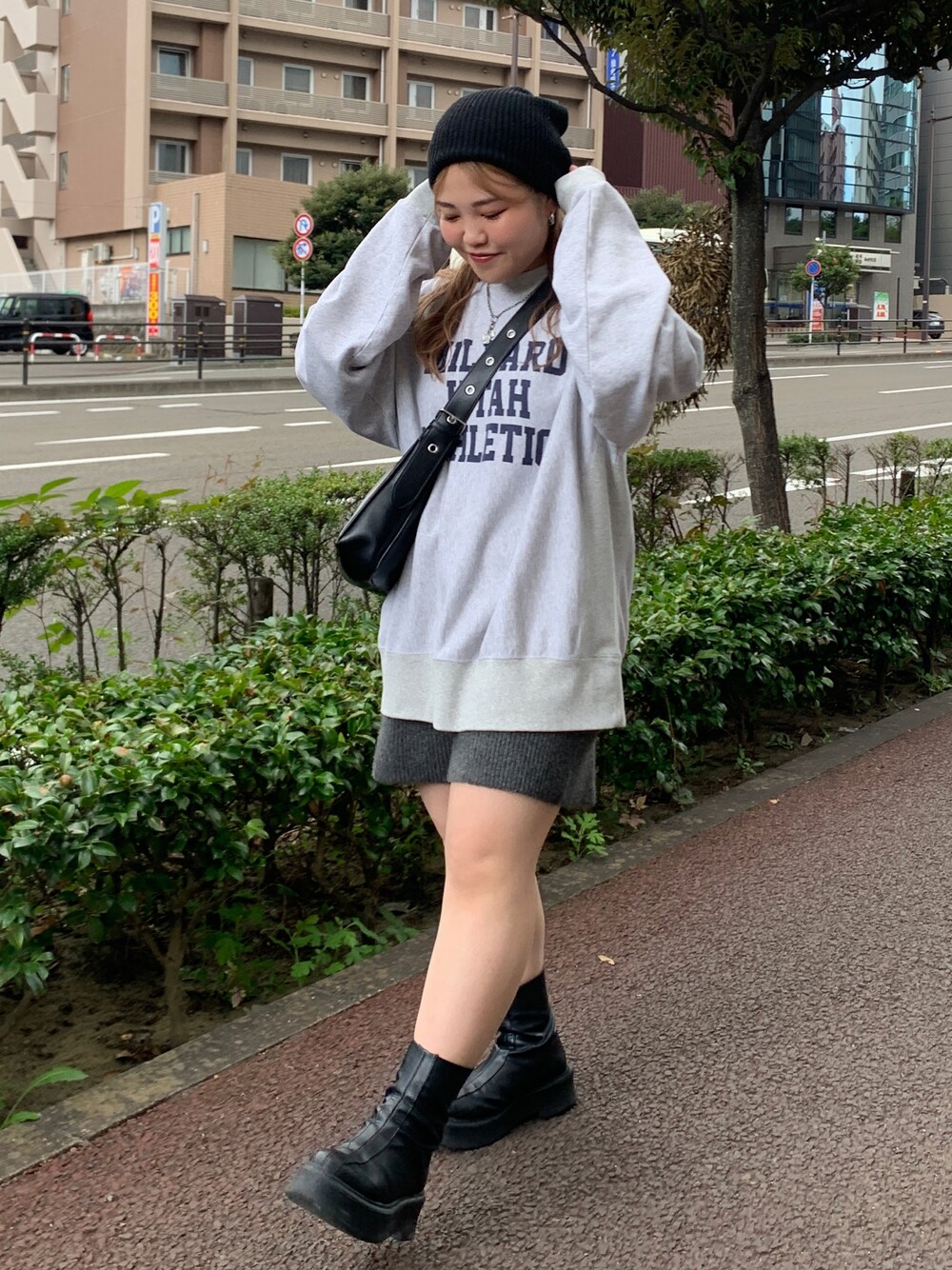 グレー系のスウェット、グレー系のその他パンツを着用したレディースの秋コーディネートの1枚目の写真