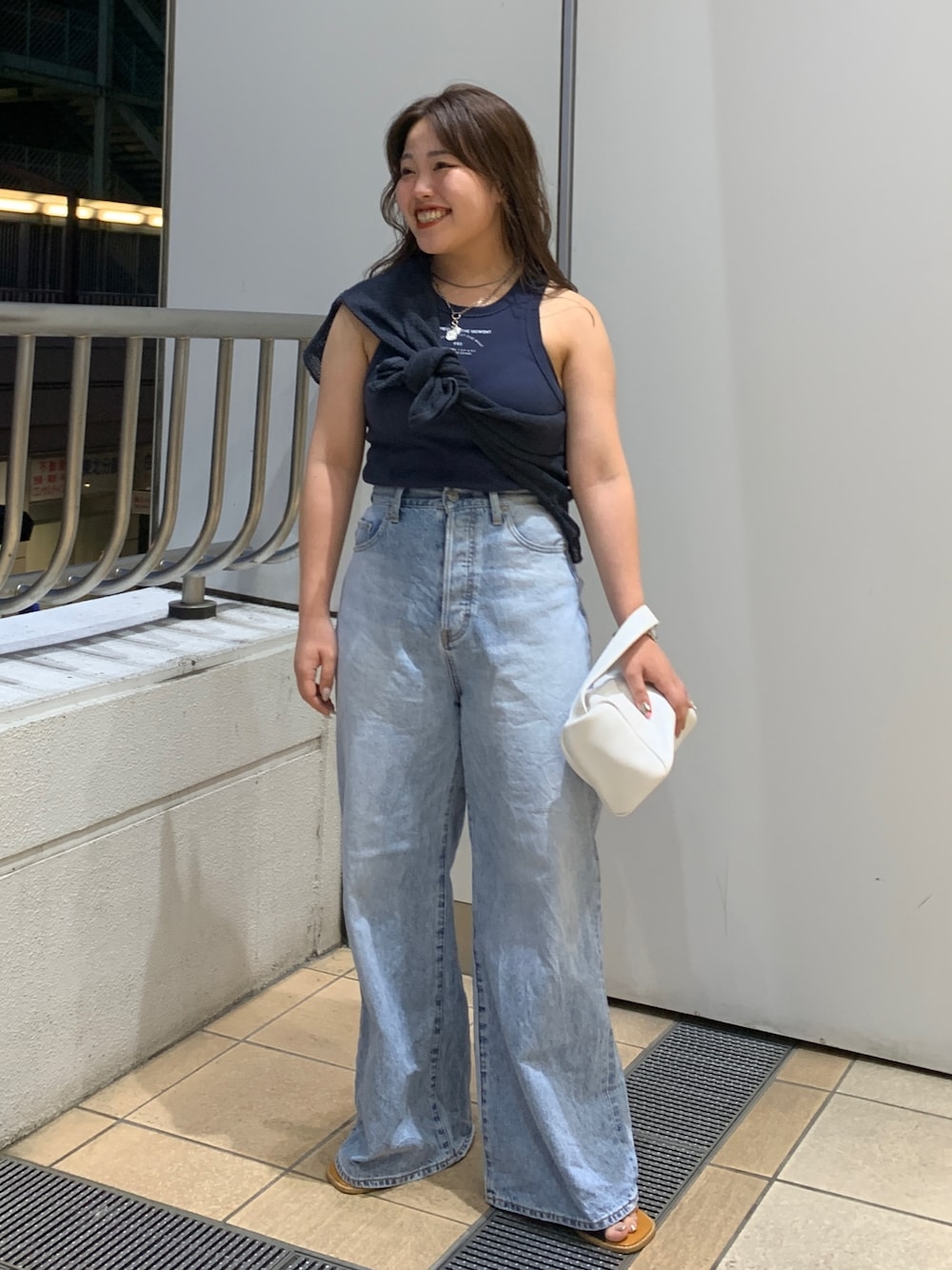 ブルー系のタンクトップ、グレー系のTシャツ/カットソー、ブルー系のデニムパンツを着用したレディースの夏コーディネートの1枚目の写真