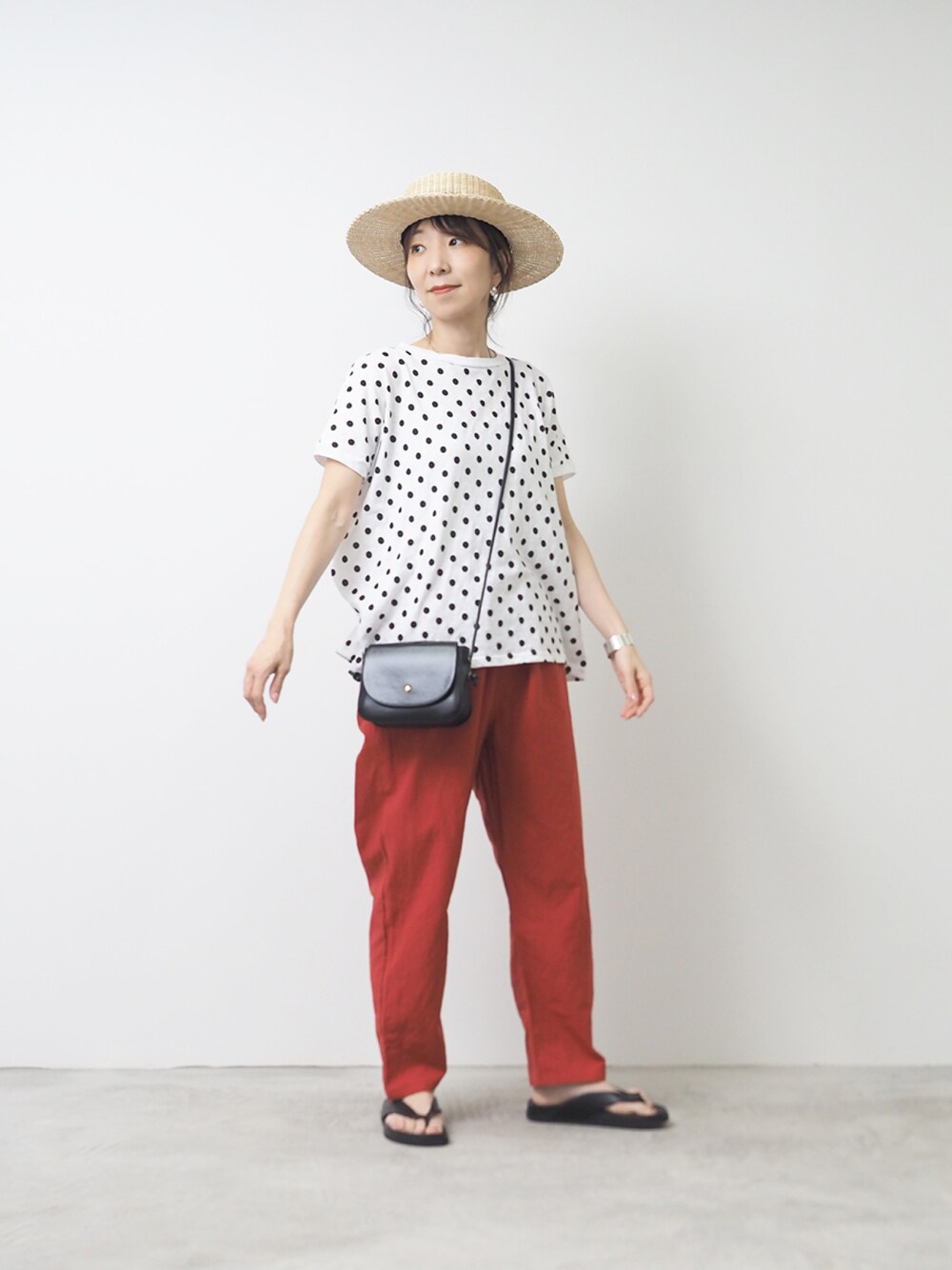 ホワイト系のTシャツ/カットソー、レッド系のパンツを着用したレディースの夏コーディネートの1枚目の写真