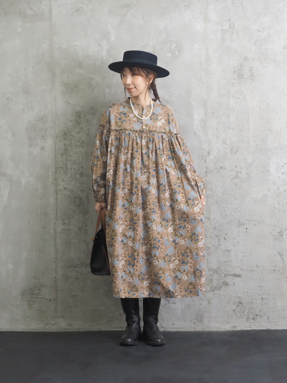 ベージュ系のワンピースを着用したレディースの秋コーディネートの1枚目の写真