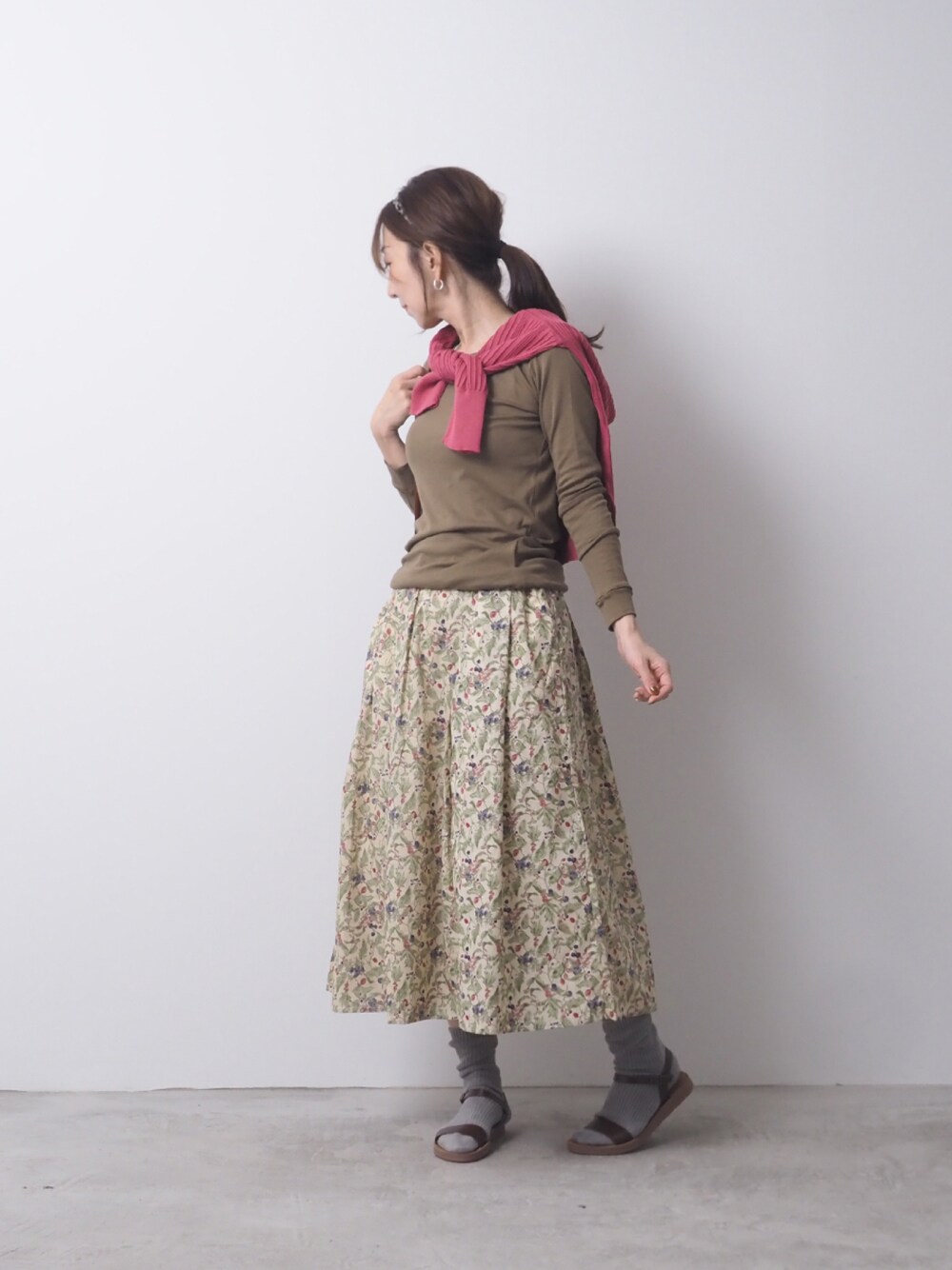 ブラウン系のTシャツ/カットソー、ベージュ系のスカートを着用したレディースの夏コーディネートの1枚目の写真