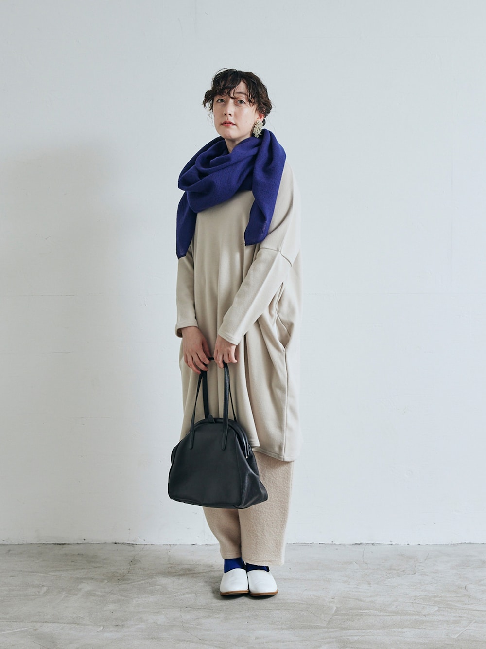 ホワイト系のワンピースを着用したレディースの秋コーディネートの1枚目の写真