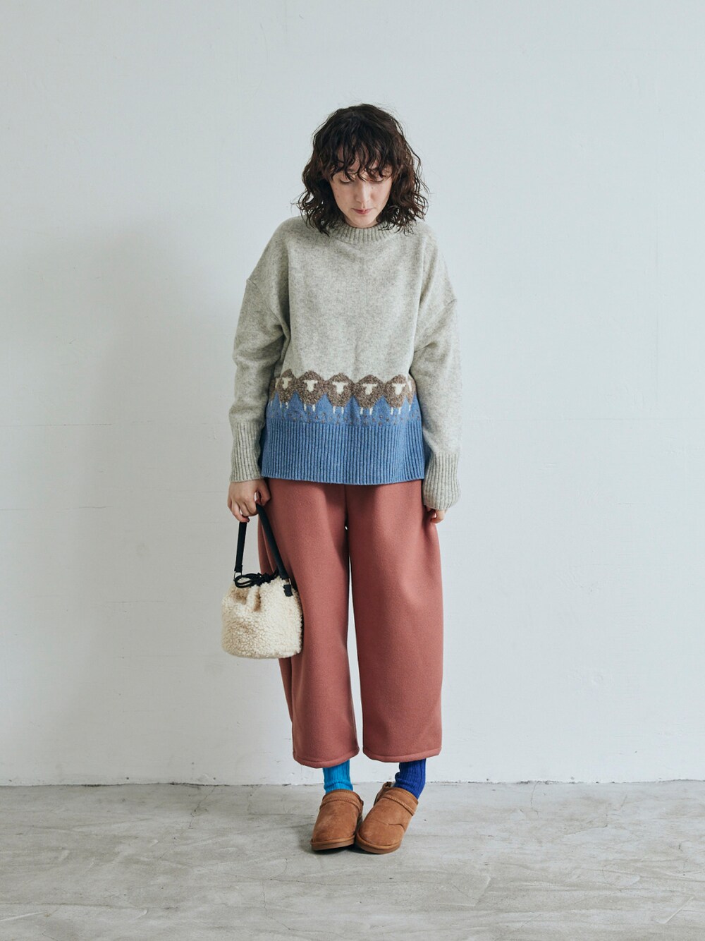 グレー系のニット/セーター、ピンク系のその他パンツを着用したレディースの秋コーディネートの1枚目の写真