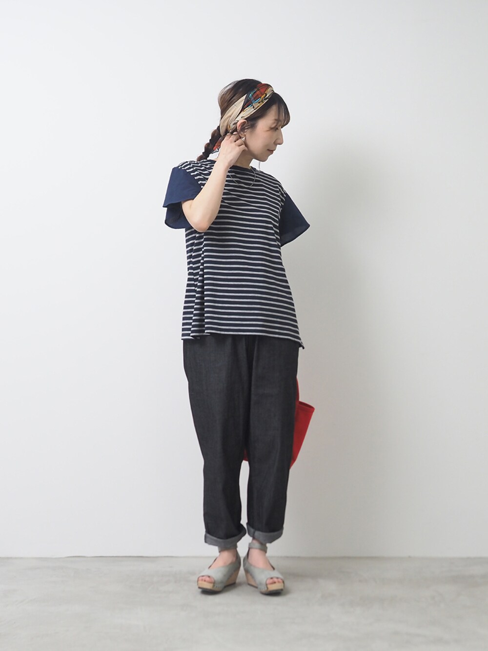 ブルー系のTシャツ/カットソー、ブルー系のデニムパンツを着用したレディースの夏コーディネートの1枚目の写真